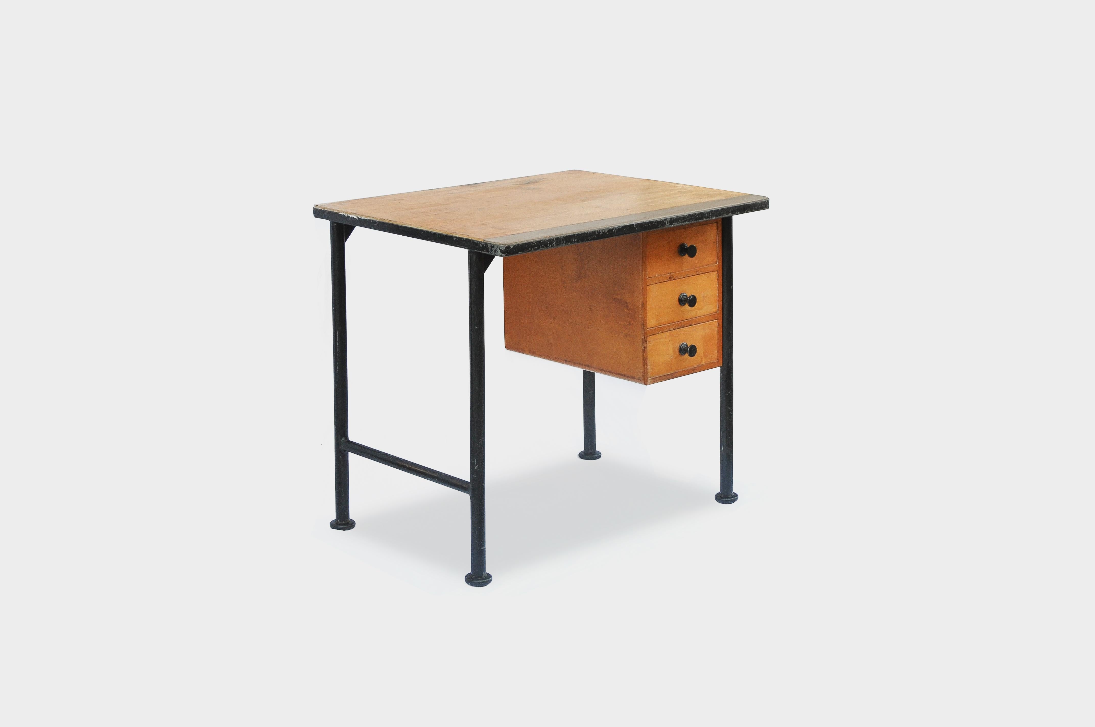 Small Maple and Steel Desk with Drawers, 1940s In Distressed Condition For Sale In Zürich, CH