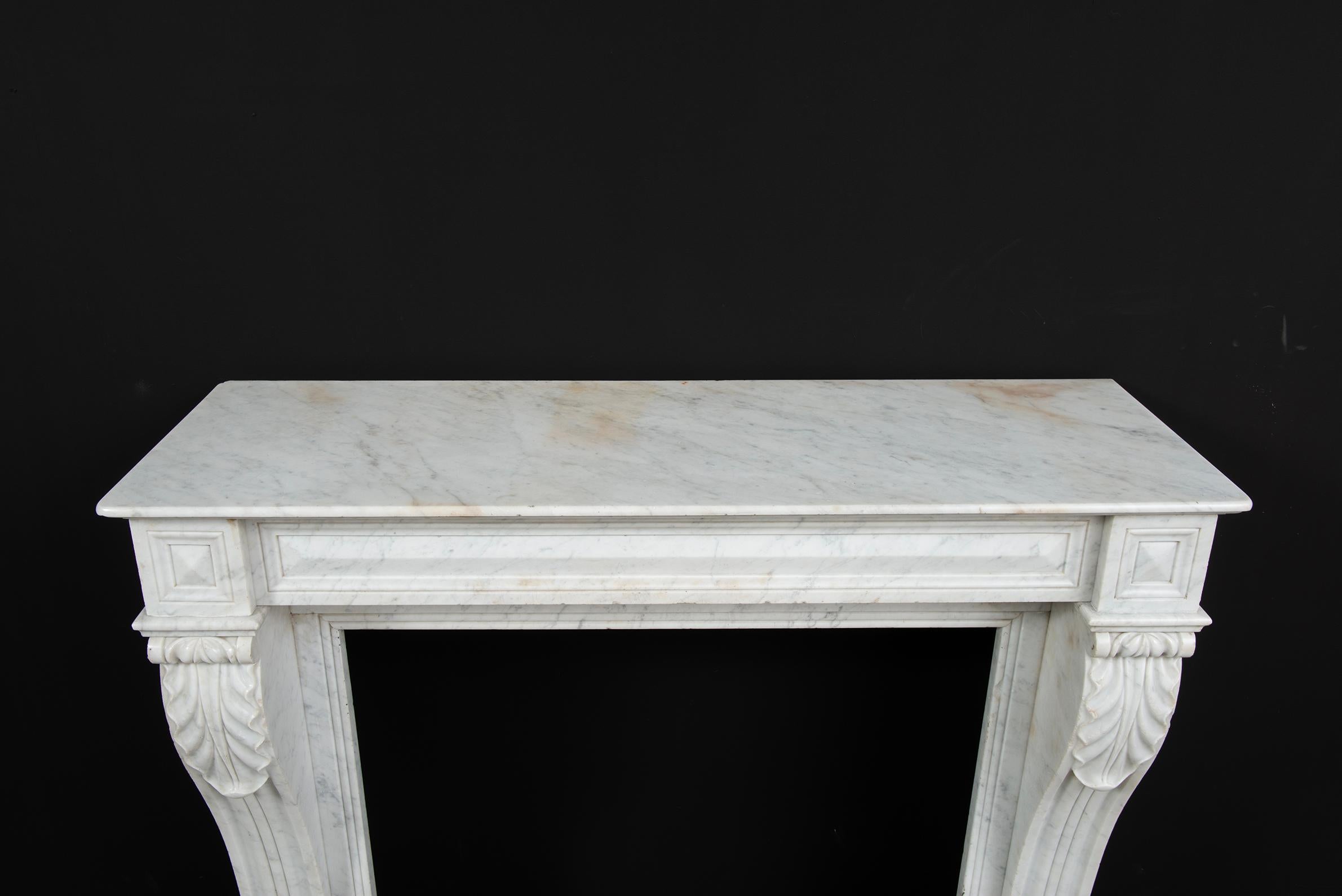 Small Marble Louis XVI Fireplace Mantel In Fair Condition For Sale In Haarlem, Noord-Holland