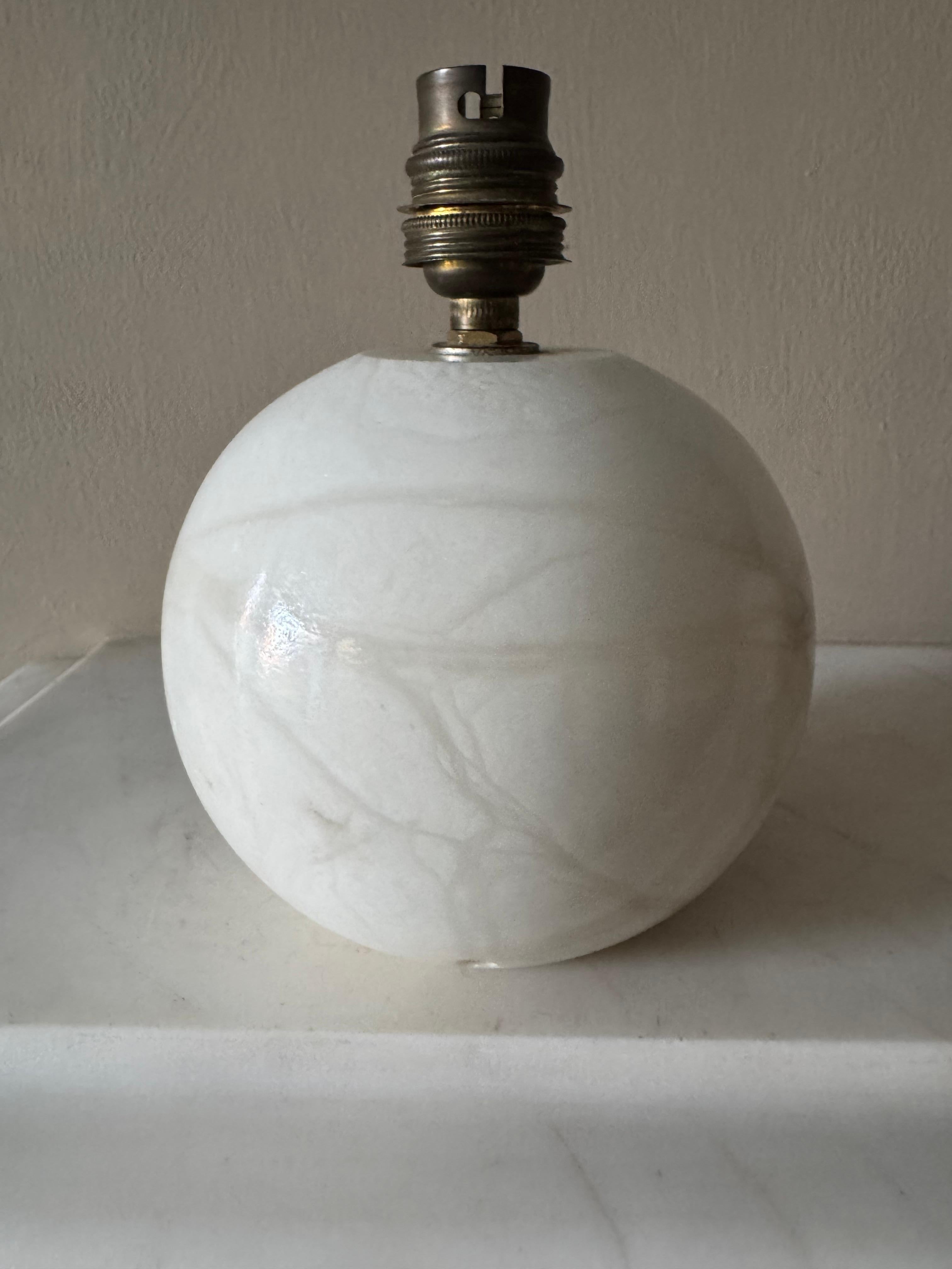 Kleine Marmorkugel-Lampe (Moderne der Mitte des Jahrhunderts) im Angebot