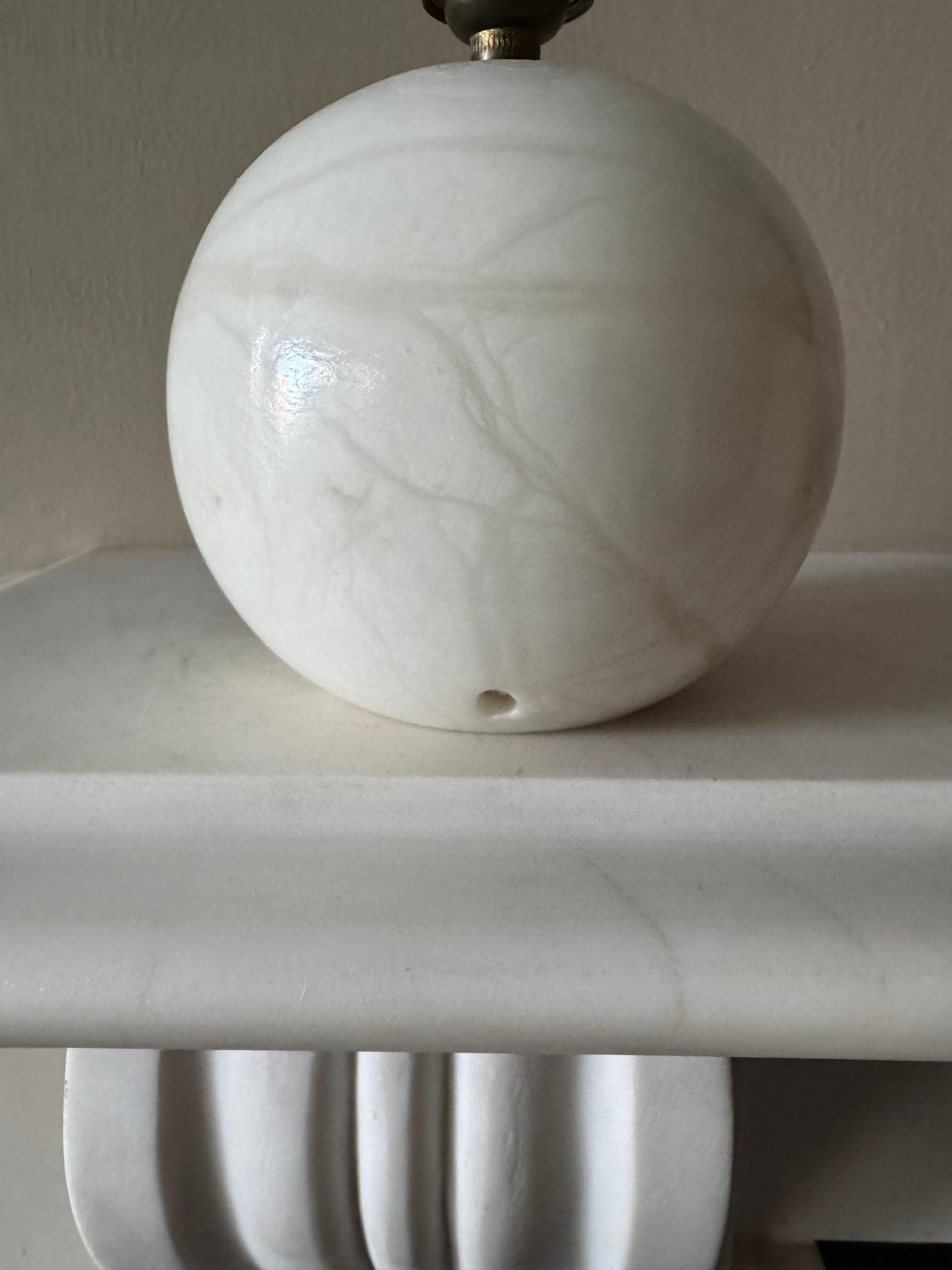 Kleine Marmorkugel-Lampe (Geschnitzt) im Angebot