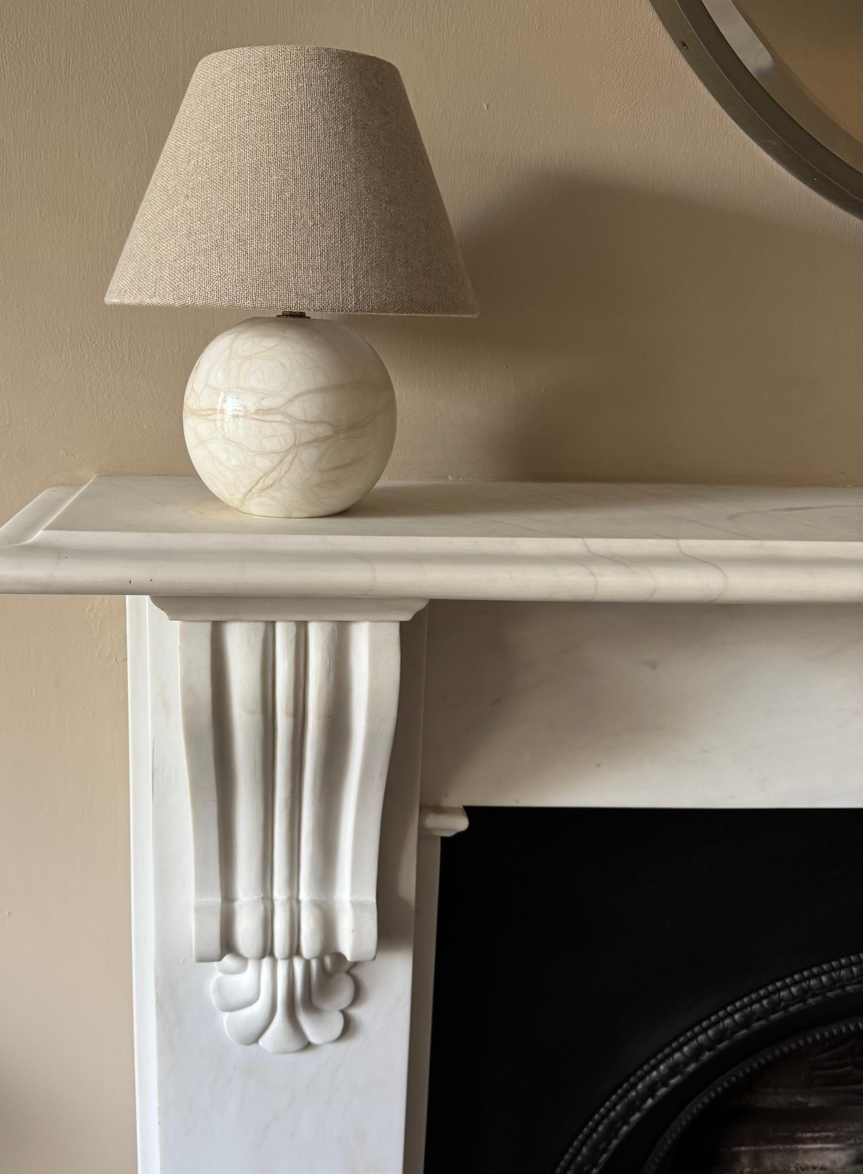 Kleine Marmorkugel-Lampe im Zustand „Gut“ im Angebot in London, GB