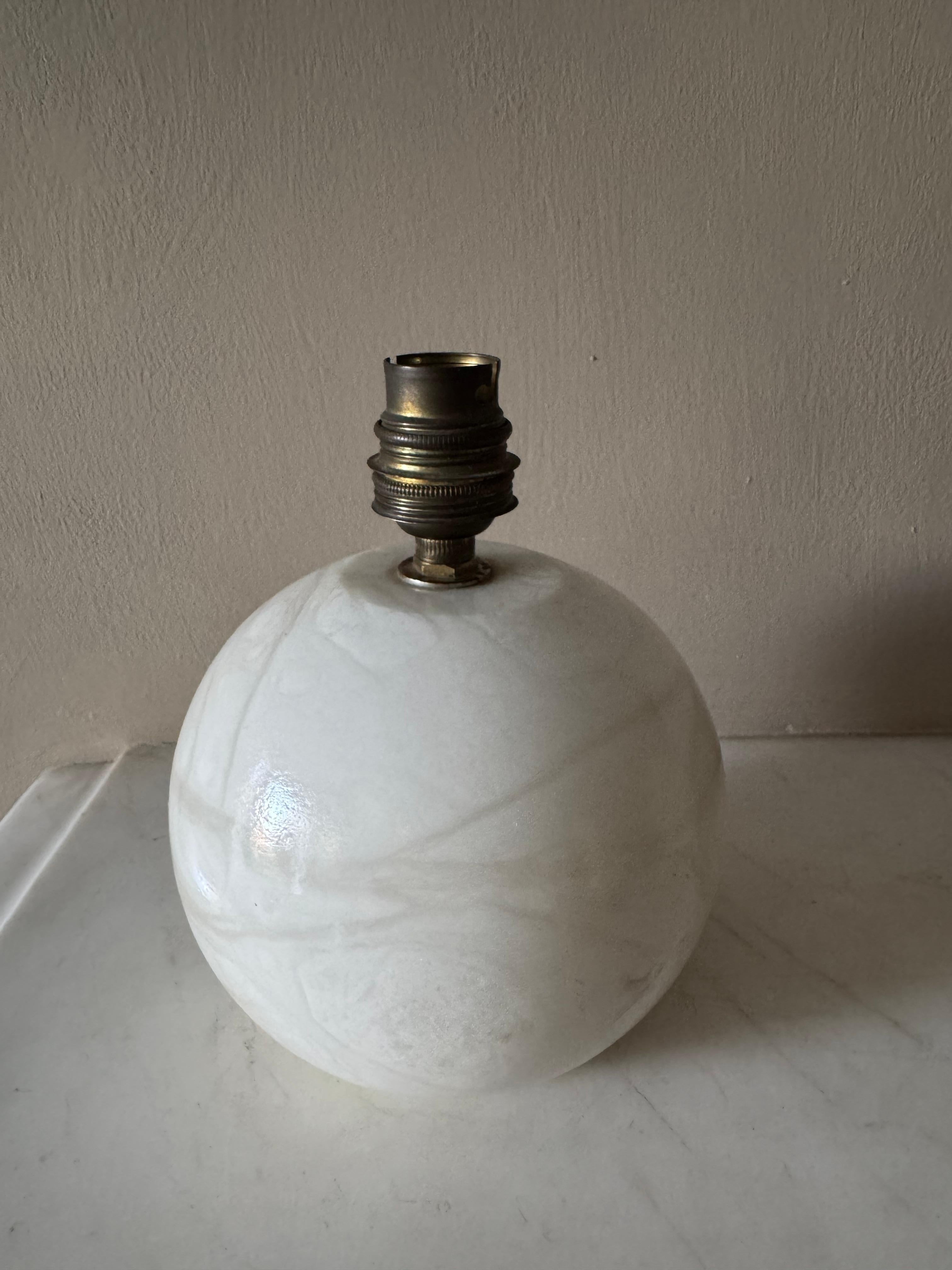 Kleine Marmorkugel-Lampe im Angebot 1