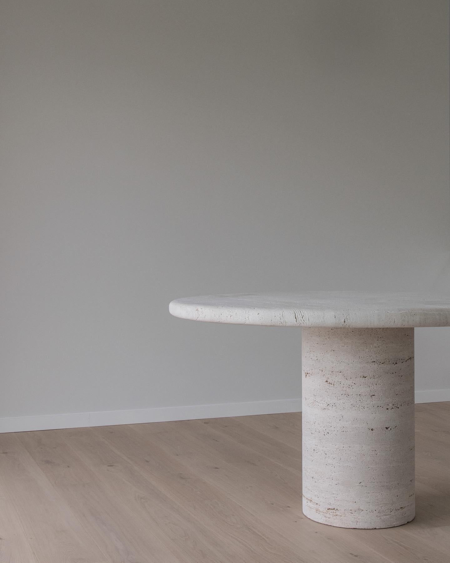 Moderne Petite table ronde en marbre par Bicci De' Medici en vente