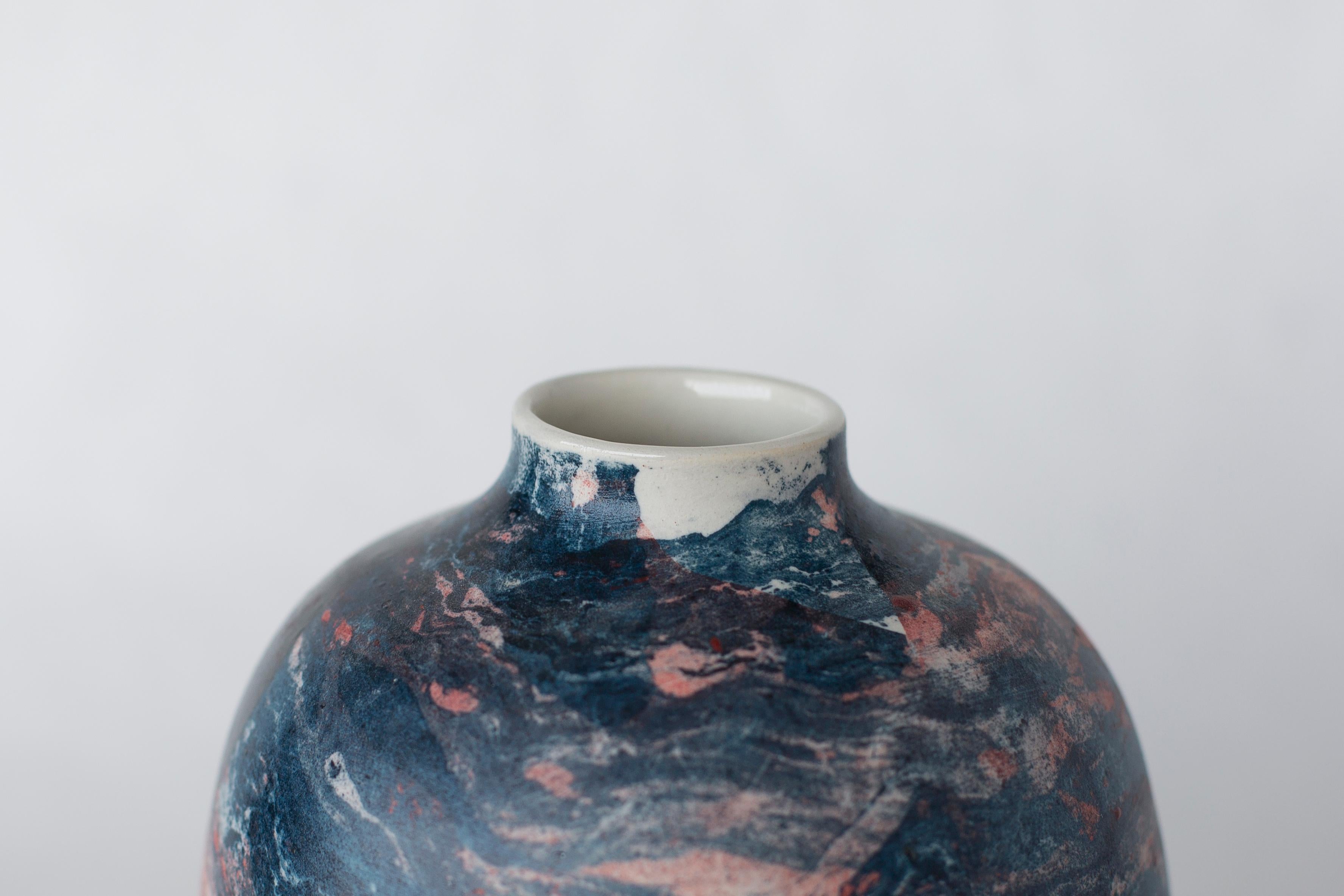 Moderno Piccolo vaso di marmo di Veronika Švábeníková in vendita