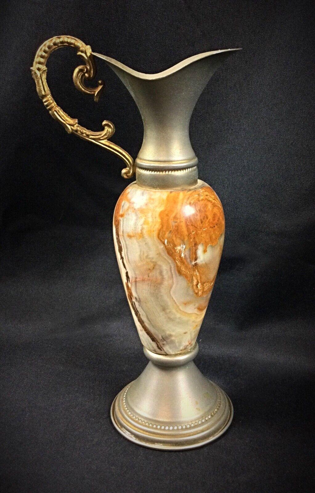 Ce petit vase en onyx marbré et en étain rehausse votre décoration intérieure. Cette pièce unique met en valeur la beauté naturelle de l'onyx avec son motif marbré captivant, complété par un cadre robuste en étain. Parfait pour ajouter une touche