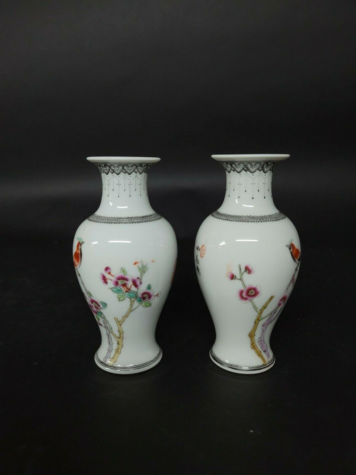 Ein kleines Paar zusammenpassender Vasen aus chinesischem Famille-Rose-Porzellan, auf denen Vögel und Blumen mit Gedichten dargestellt sind, die den schönen Frühling, einen windigen Tag mit singenden Vögeln und blühenden Blumen, das wunderbare Leben