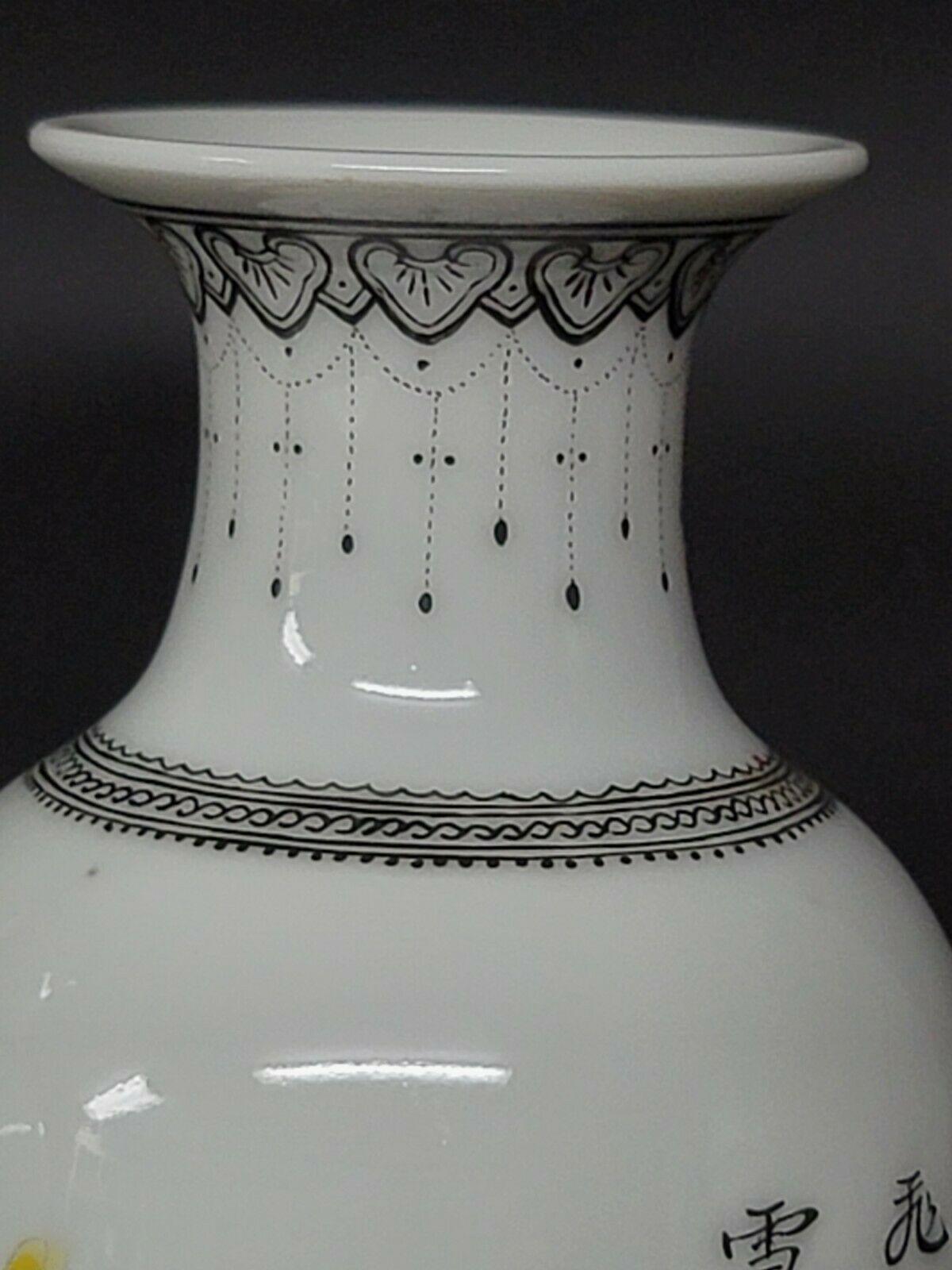 Porcelaine Petite paire assortie de vases en porcelaine Famille Rose de Chine en vente