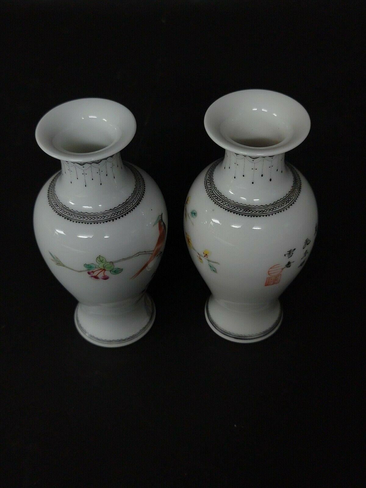 Petite paire assortie de vases en porcelaine Famille Rose de Chine en vente 1