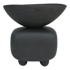 Petit TOTEM en céramique noire mate:: forme rectangulaire douce avec dessus de cuvette:: pieds en boule