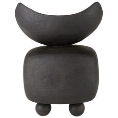 Petit TOTEM en céramique noire mate,  Forme rectangulaire souple avec dessus ouvert, pieds en boule