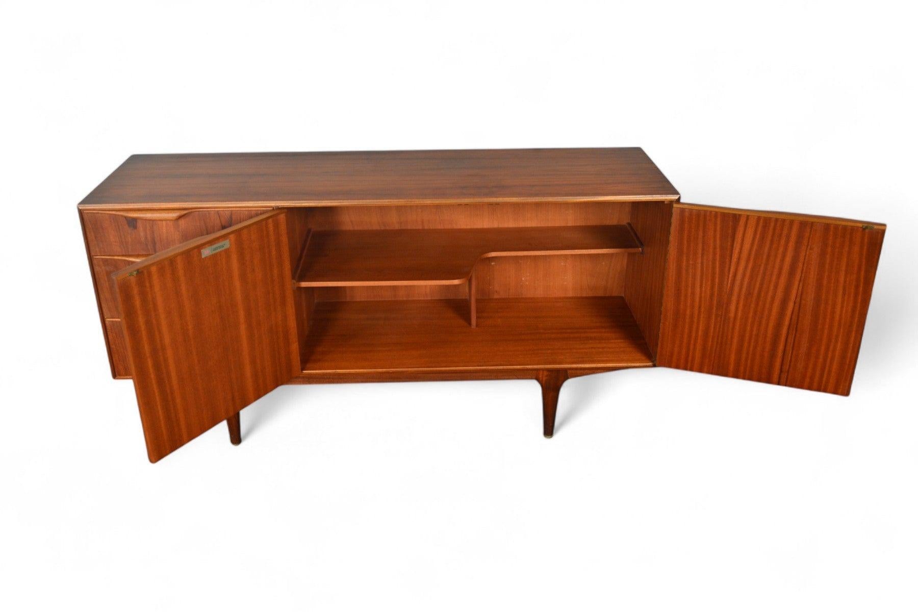 Mid-Century Modern Petite crédence McIntosh Dunvegan en vente
