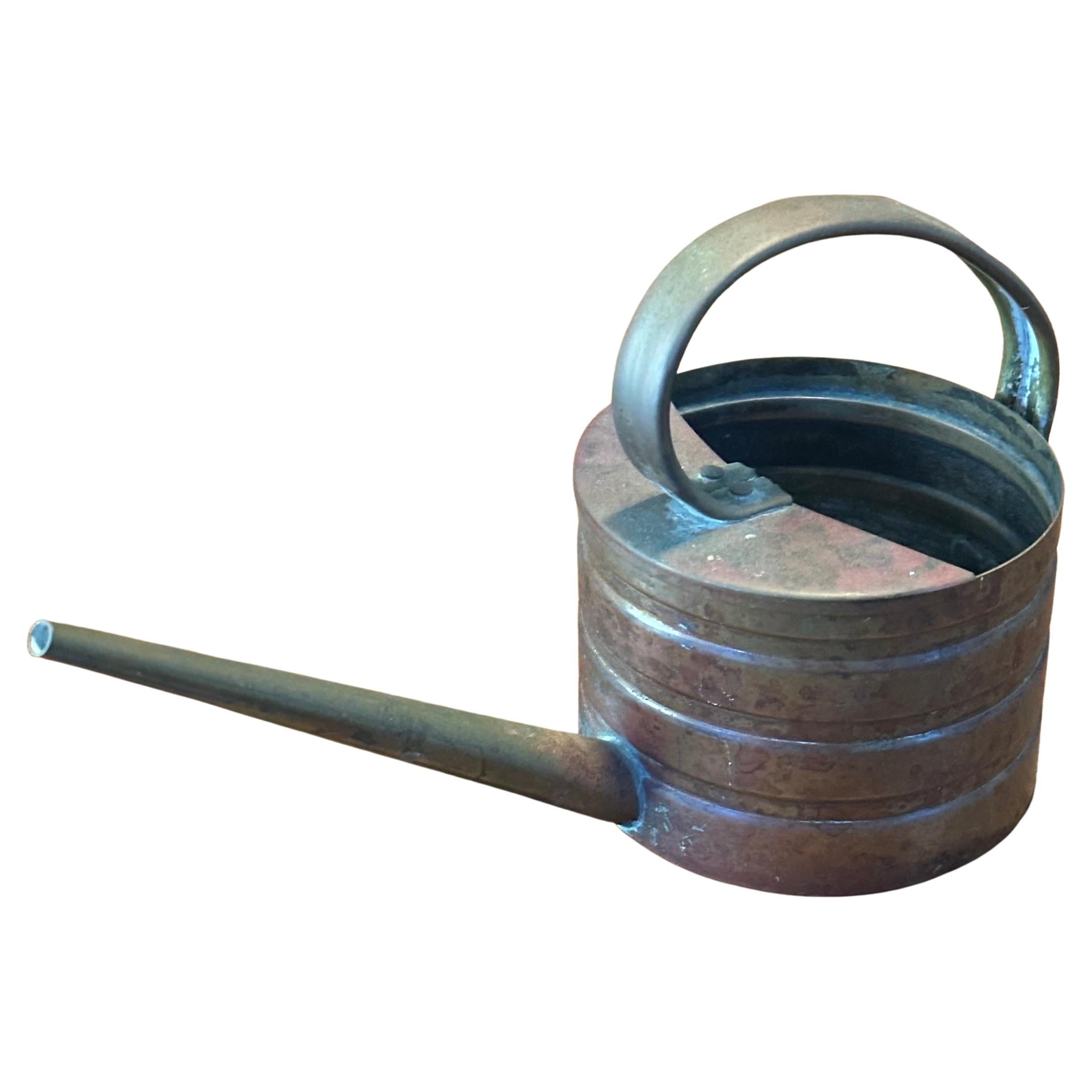 A charming mid-century modern copper and brass watering can, circa 1960s. The small can is in good vintage condition and measures 3.75