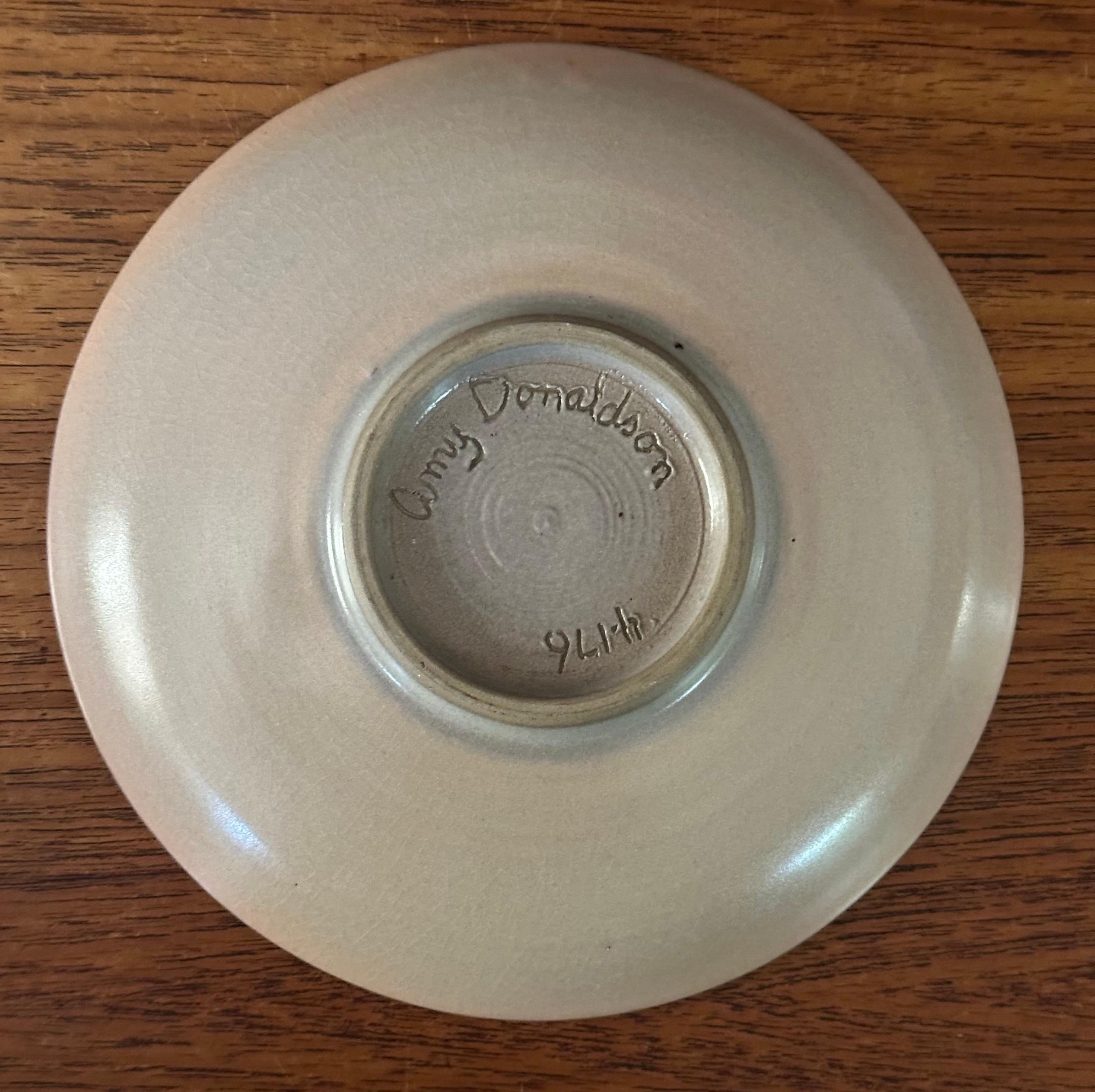 Small MCM Stoneware Studio Pottery Dish by Amy Donaldson In Good Condition For Sale In San Diego, CA