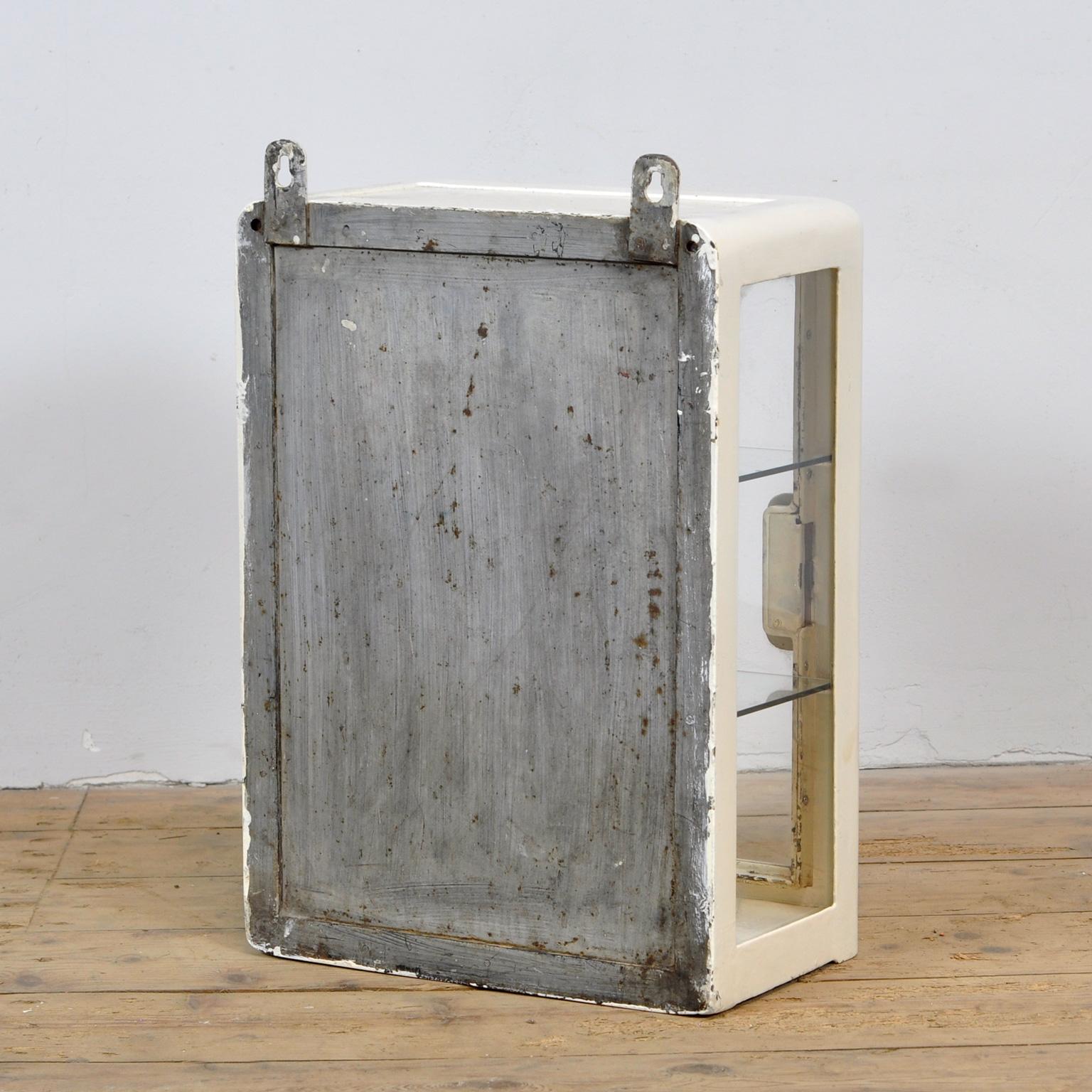Small Medical Cabinet, wall-unit, 1940’s 3