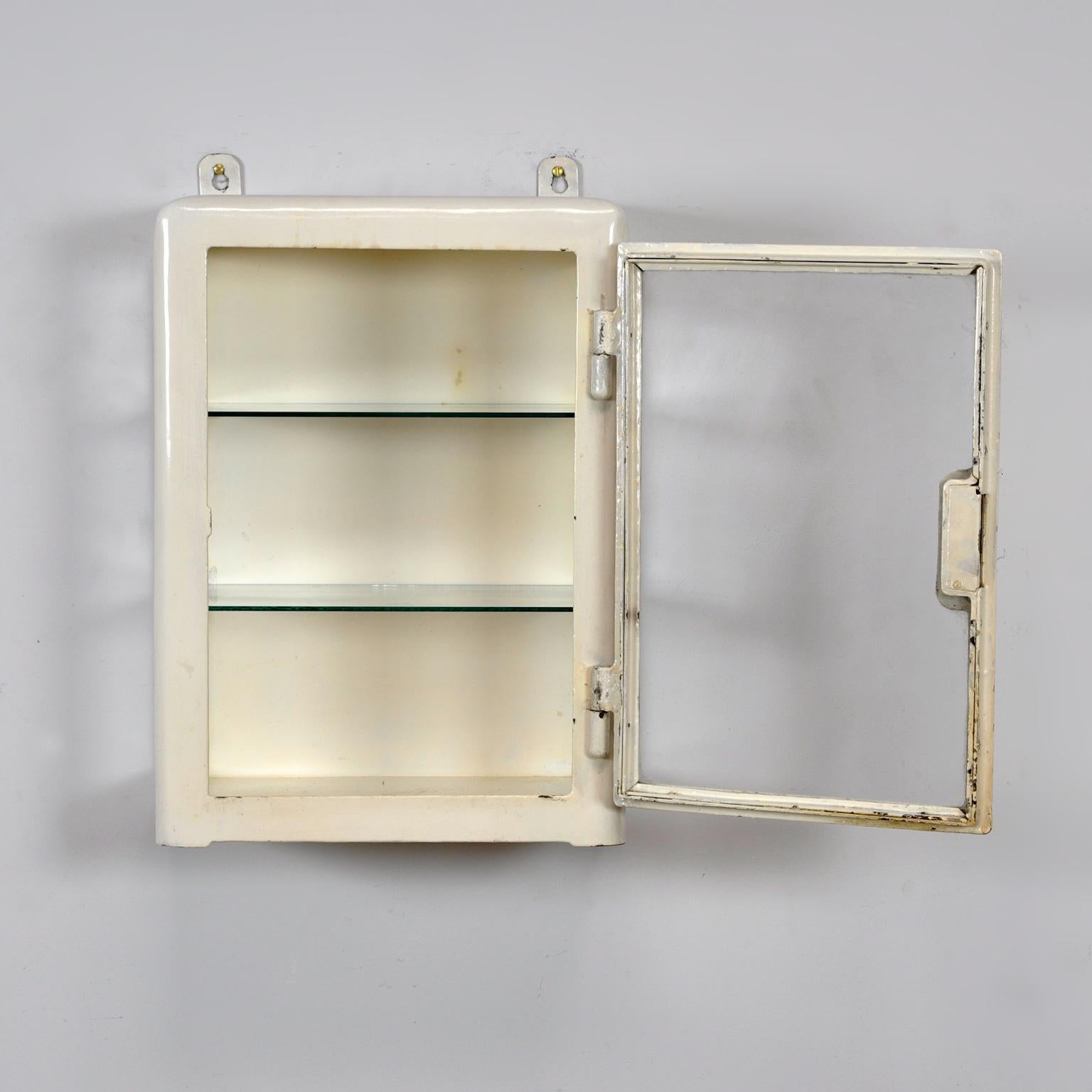 Small Medical Cabinet, wall-unit, 1940’s In Good Condition In Amsterdam, Noord Holland