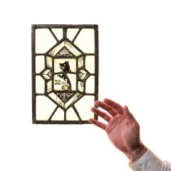 Piccola finestra in vetro colorato in stile medievale