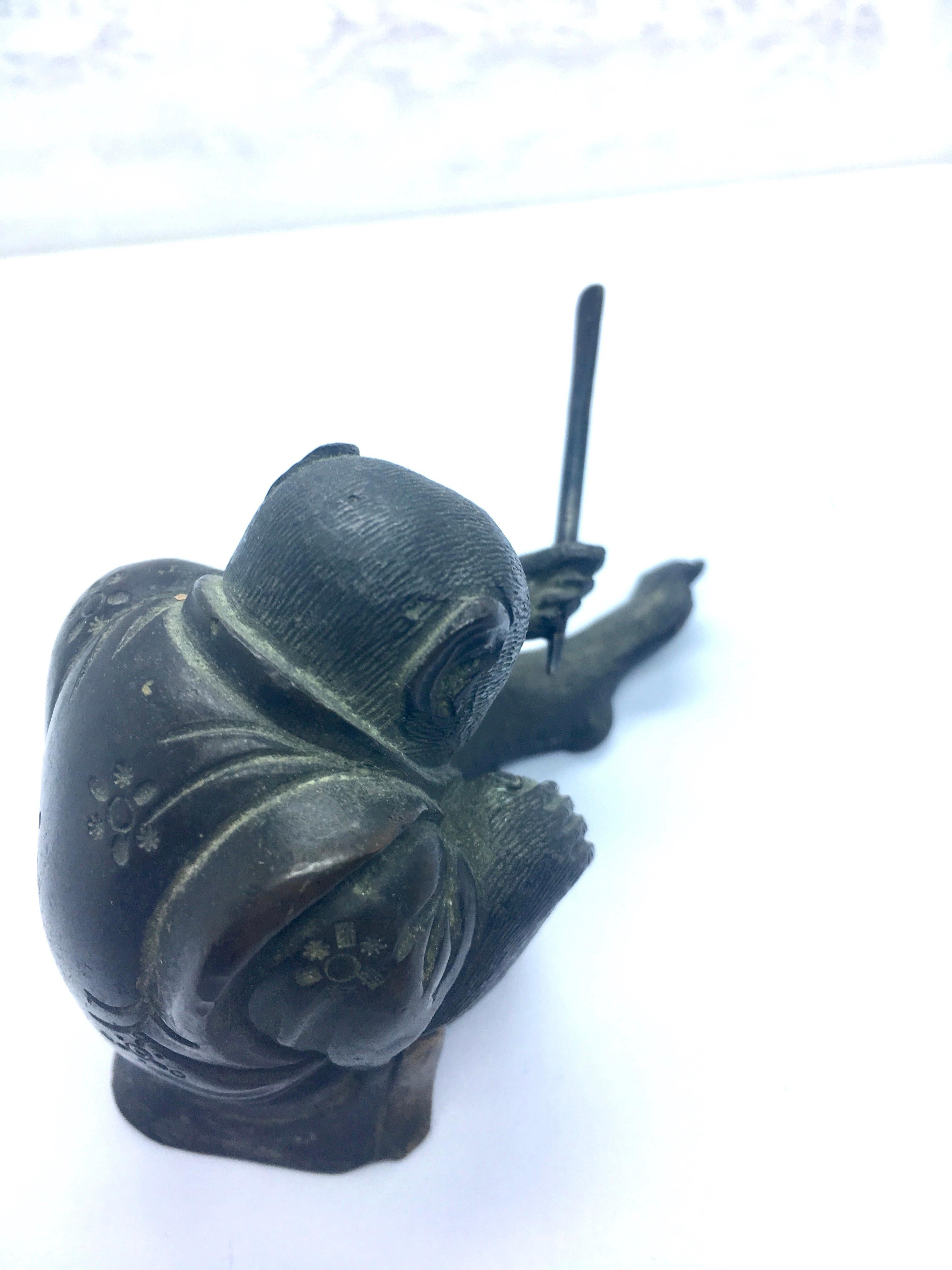 Small Meiji Japanese Bronze Figure of a Monkey Wearing a Kimono In Good Condition For Sale In Heathfield, East Sussex