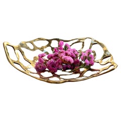Frutero de Malla Elegante Pieza de Encimera Funcional de Latón Fundido en Arena de Color Dorado