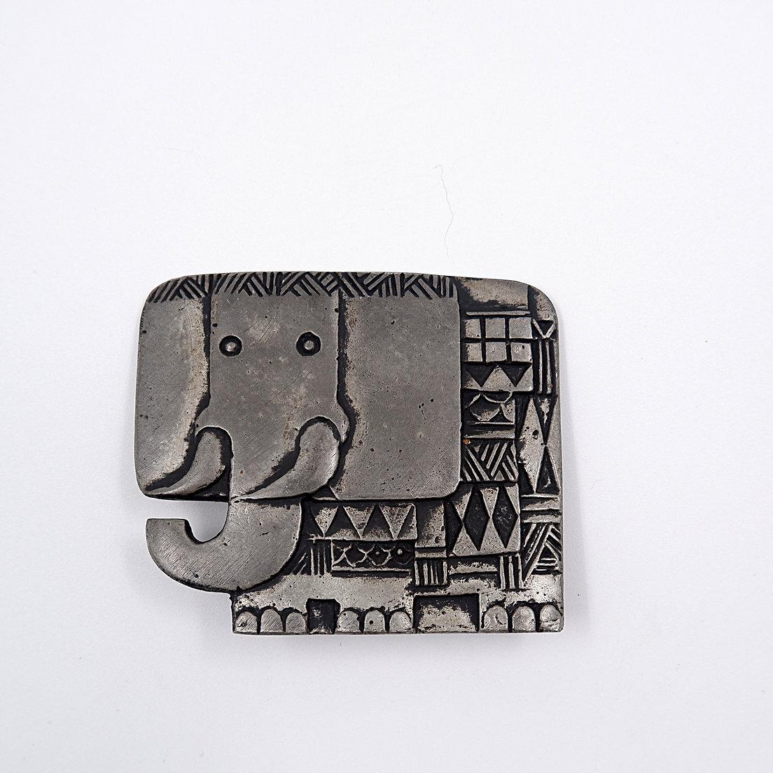 Piccolo elefante in metallo - anni '80 in vendita 6