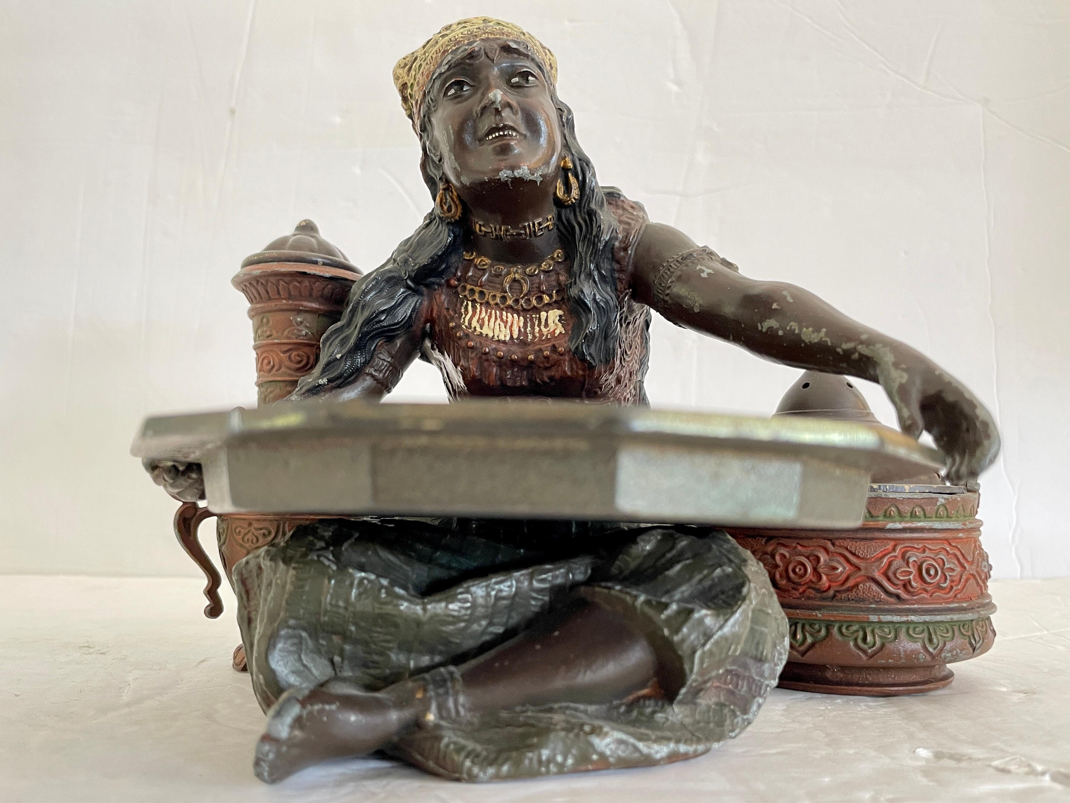 Belle petite figurine avec des pièces amovibles représentant un vendeur de rue nord-africain.