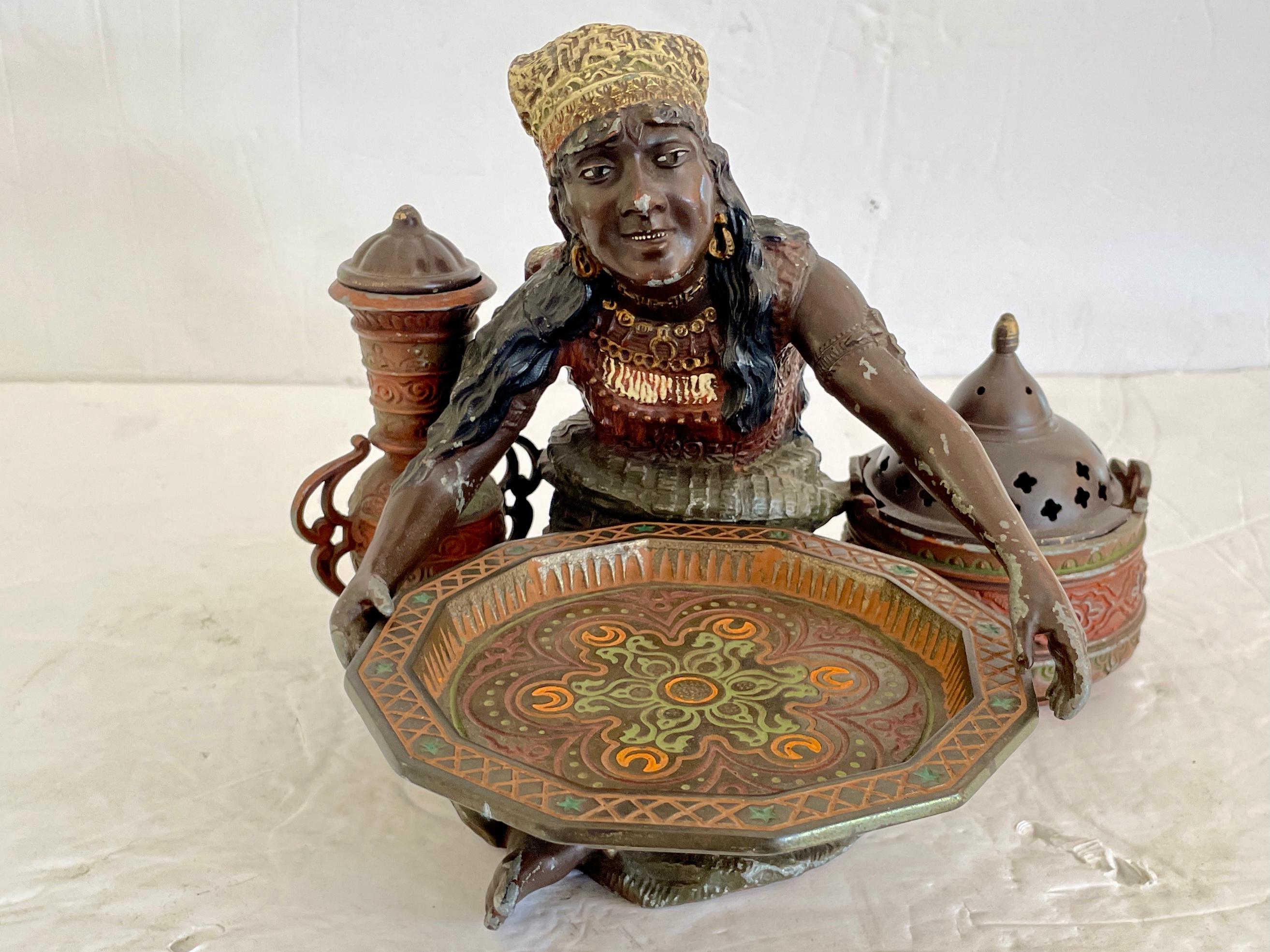 Provincial français Petite figurine en métal d'un vendeur nord-africain en vente