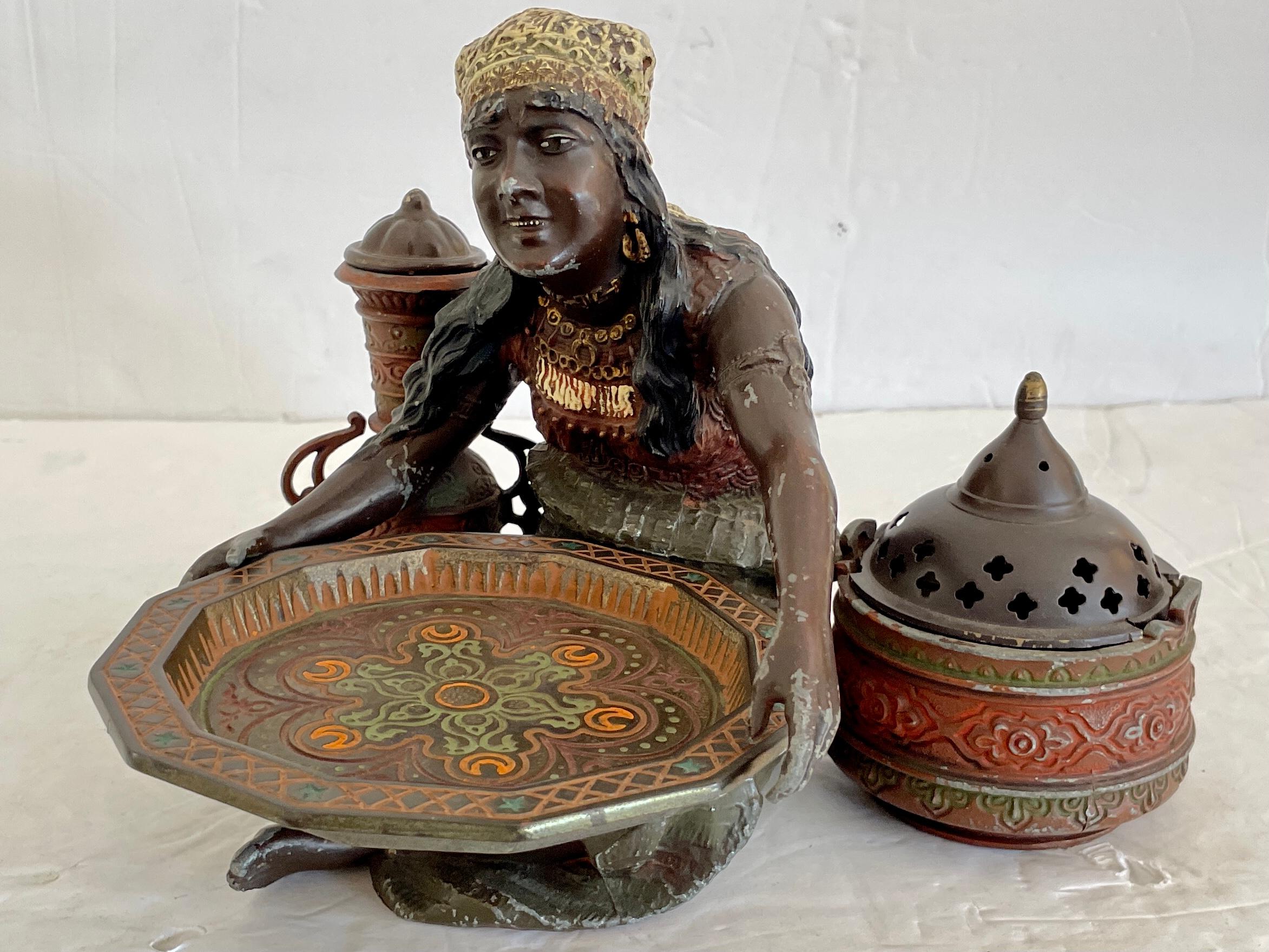 Français Petite figurine en métal d'un vendeur nord-africain en vente