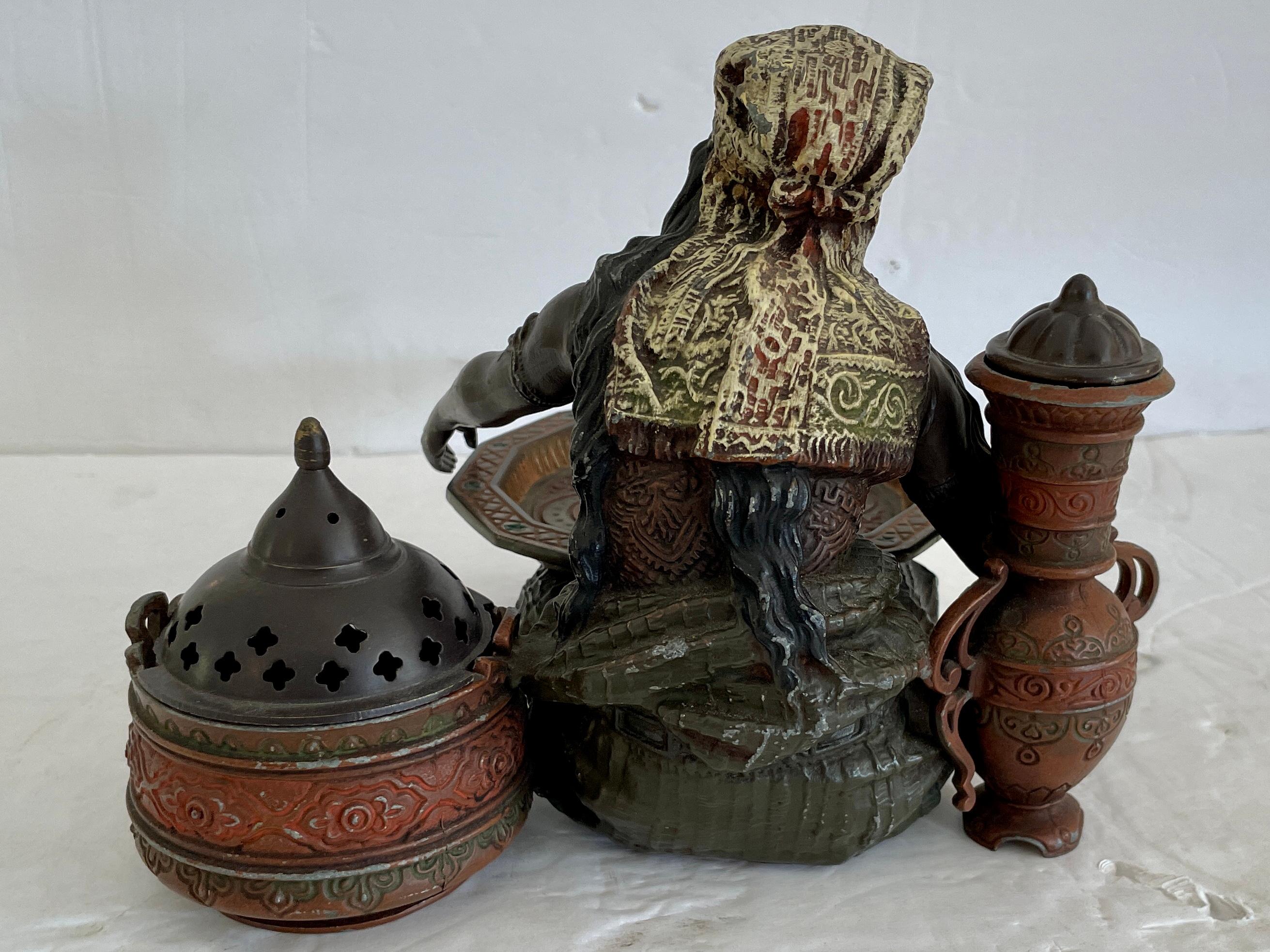 Milieu du XXe siècle Petite figurine en métal d'un vendeur nord-africain en vente
