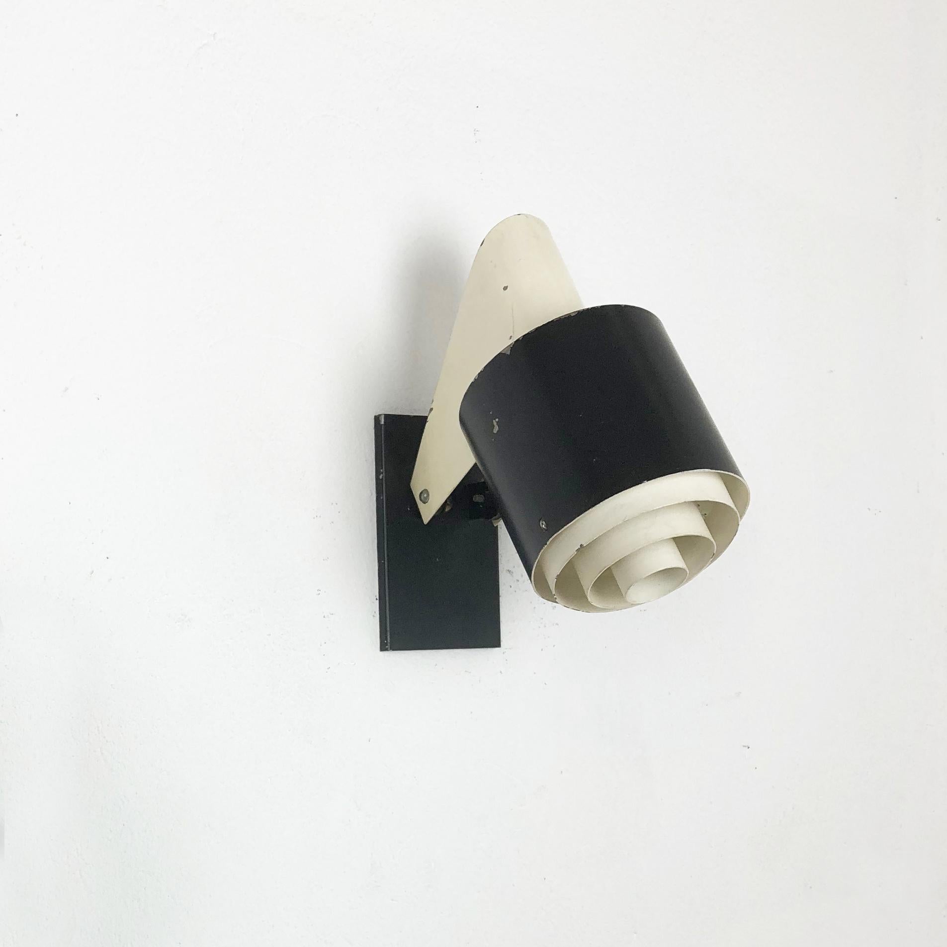 Article:

Wall light sconces small


Producer: 

Novalux, France



Origin:

France



Age:

1960s.






Original 1960s modernist wall light made by Novalux in France. The wall light is made of solid metal in original