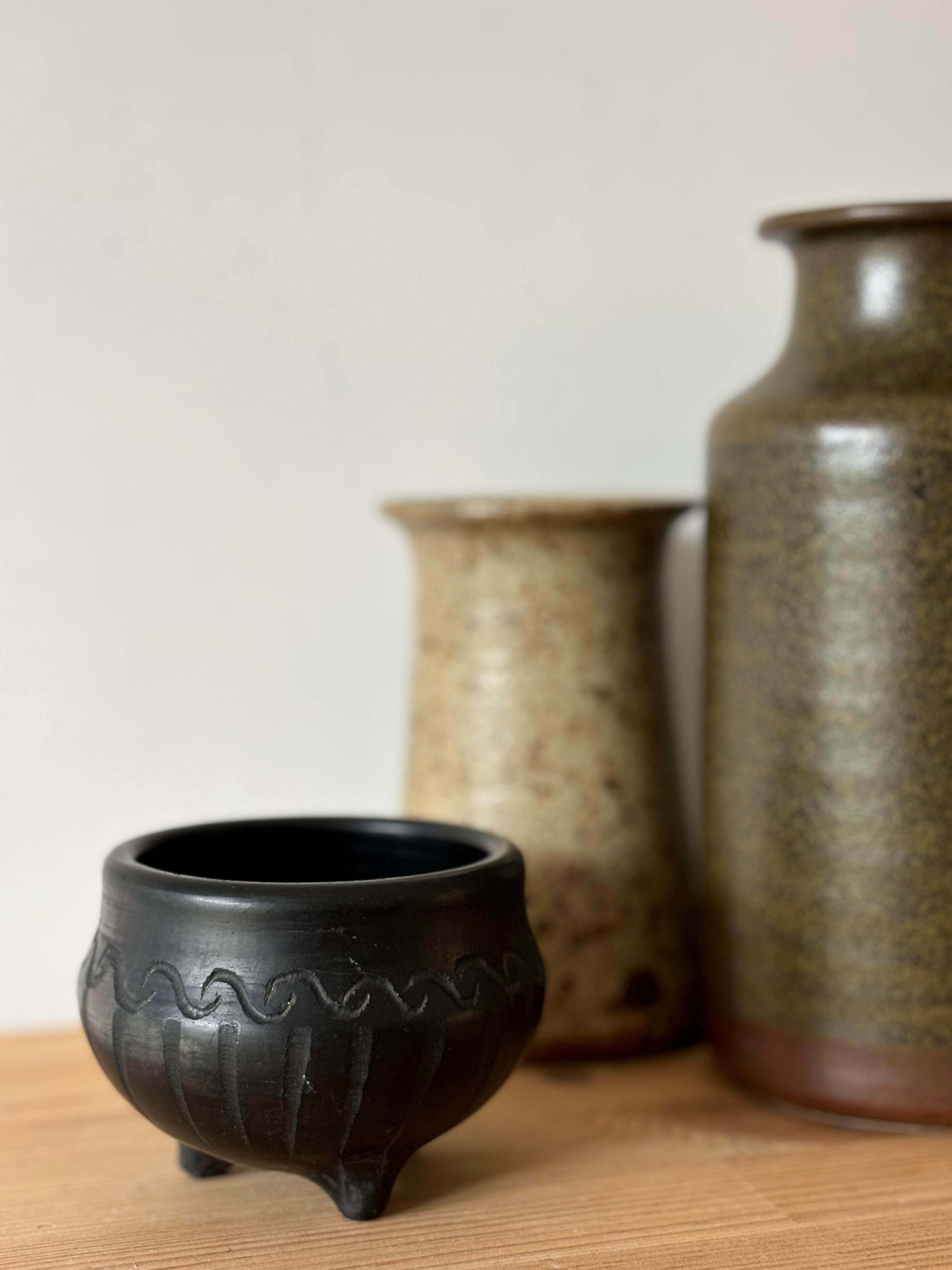 Ciotola decorativa in gres nero realizzata dall'artista danese Mette Doller sull'isola di Bornholm negli anni Sessanta. Smalto trasparente con decorazioni incise a mano a forma di vortice e a righe. Firmato sotto la base. 
Bellissime condizioni