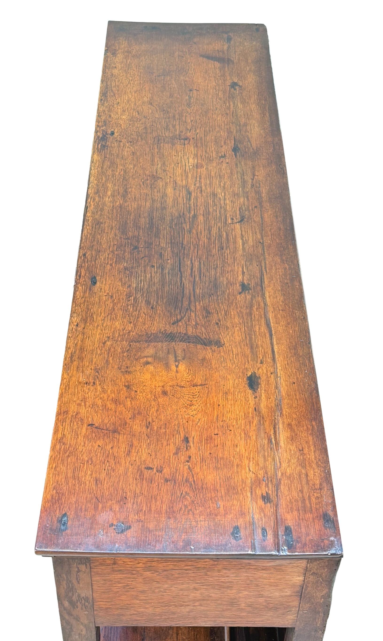 Un'elegante base per comò o credenza in Oak del periodo Giorgio II della metà del XVIII secolo, di piccole proporzioni, con tre cassetti con maniglie originali in ottone, un fregio elegantemente sagomato, sollevato su supporti montanti torniti e con