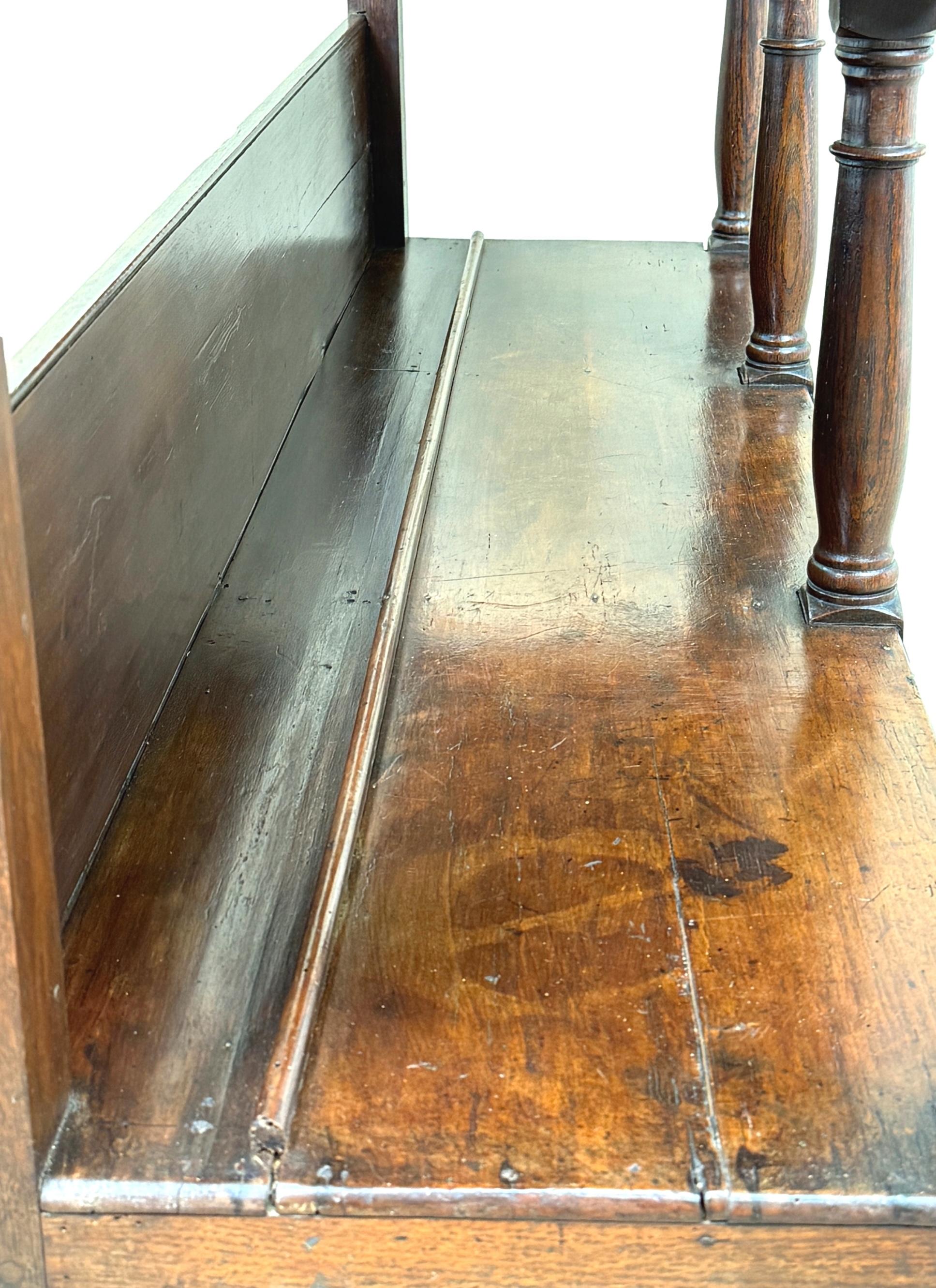 Inglese Piccola base per comò in Oak della metà del XVIII secolo in vendita