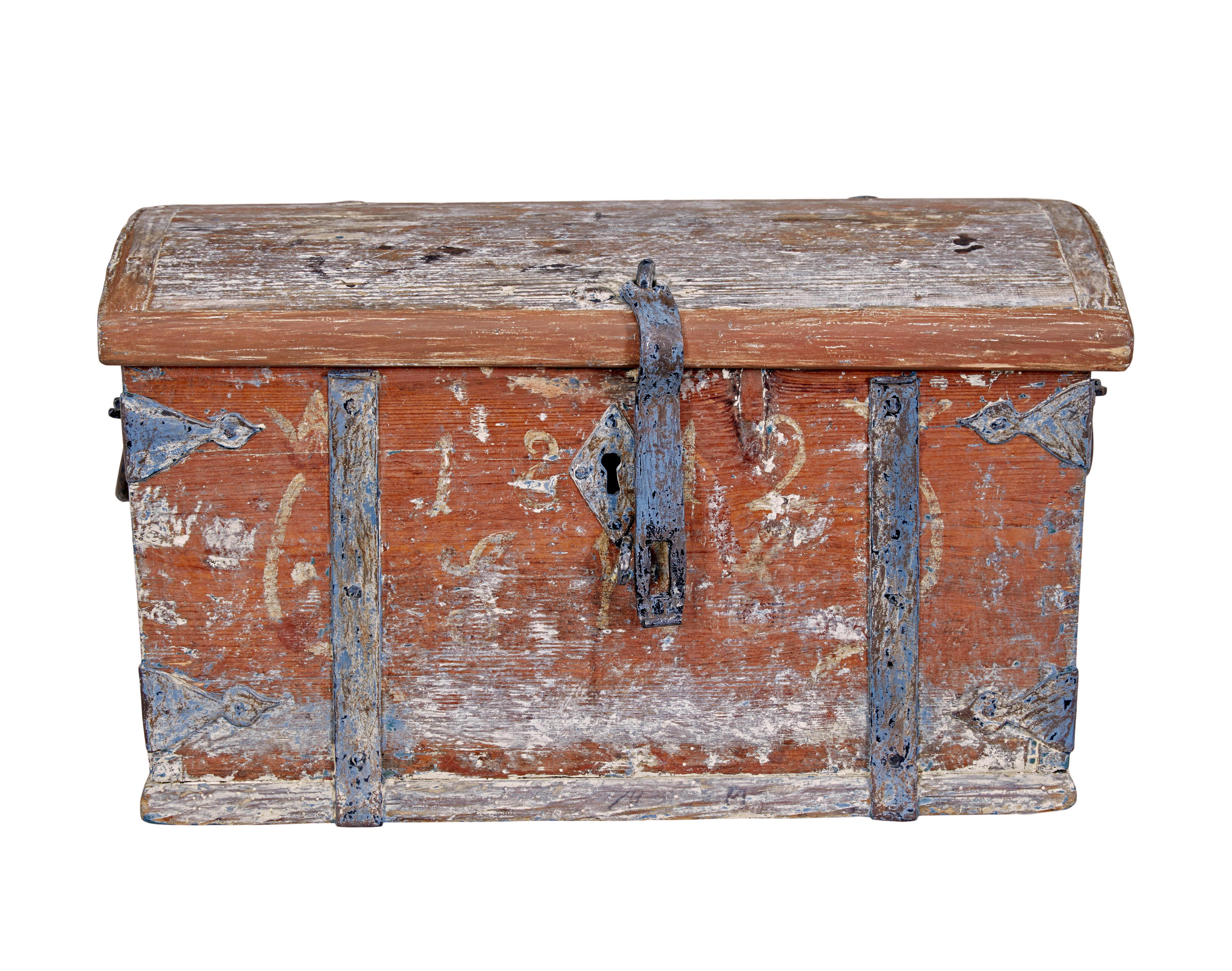 Pequeña caja fuerte sueca de pino pintado de mediados del siglo XIX, hacia 1842.

Preciosa caja fuerte escandinava pequeña, presentada con la pintura raspada para revelar el original.  Todavía conserva la fecha de 1842, con un ligero lavado azul en