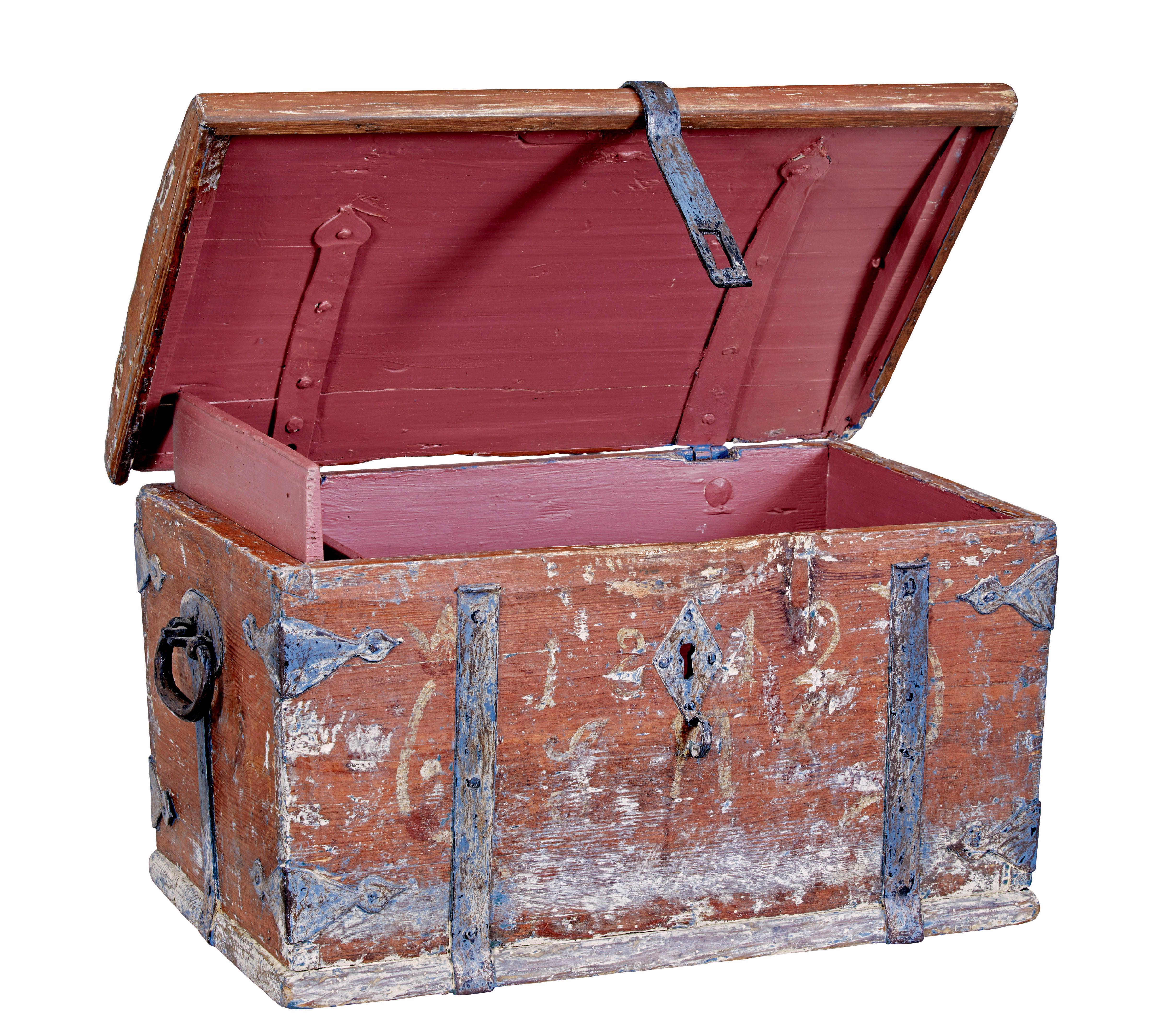 Pequeña caja decorativa sueca de pino pintado de mediados del siglo XIX Arte popular en venta
