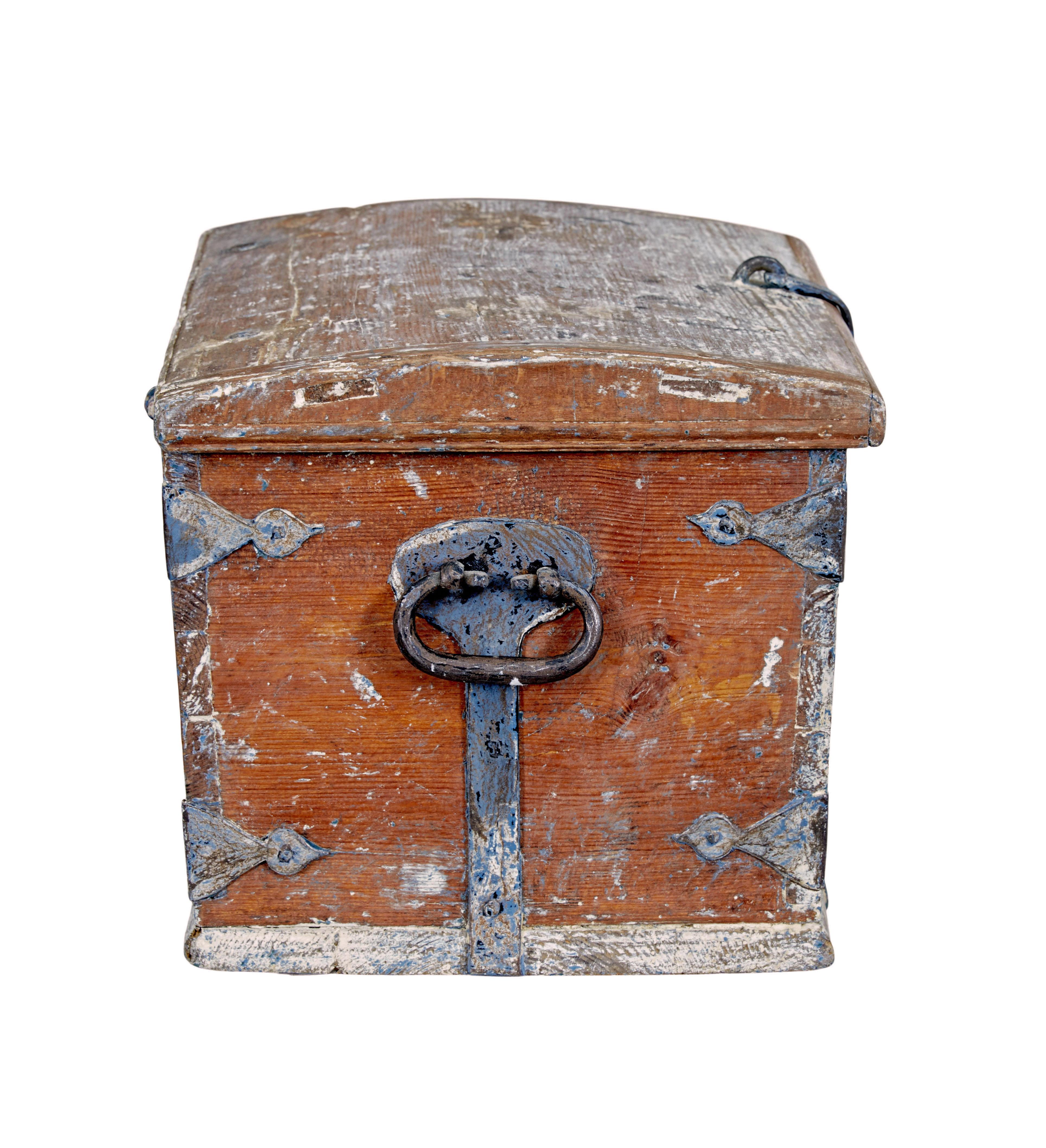 Pequeña caja decorativa sueca de pino pintado de mediados del siglo XIX Sueco en venta