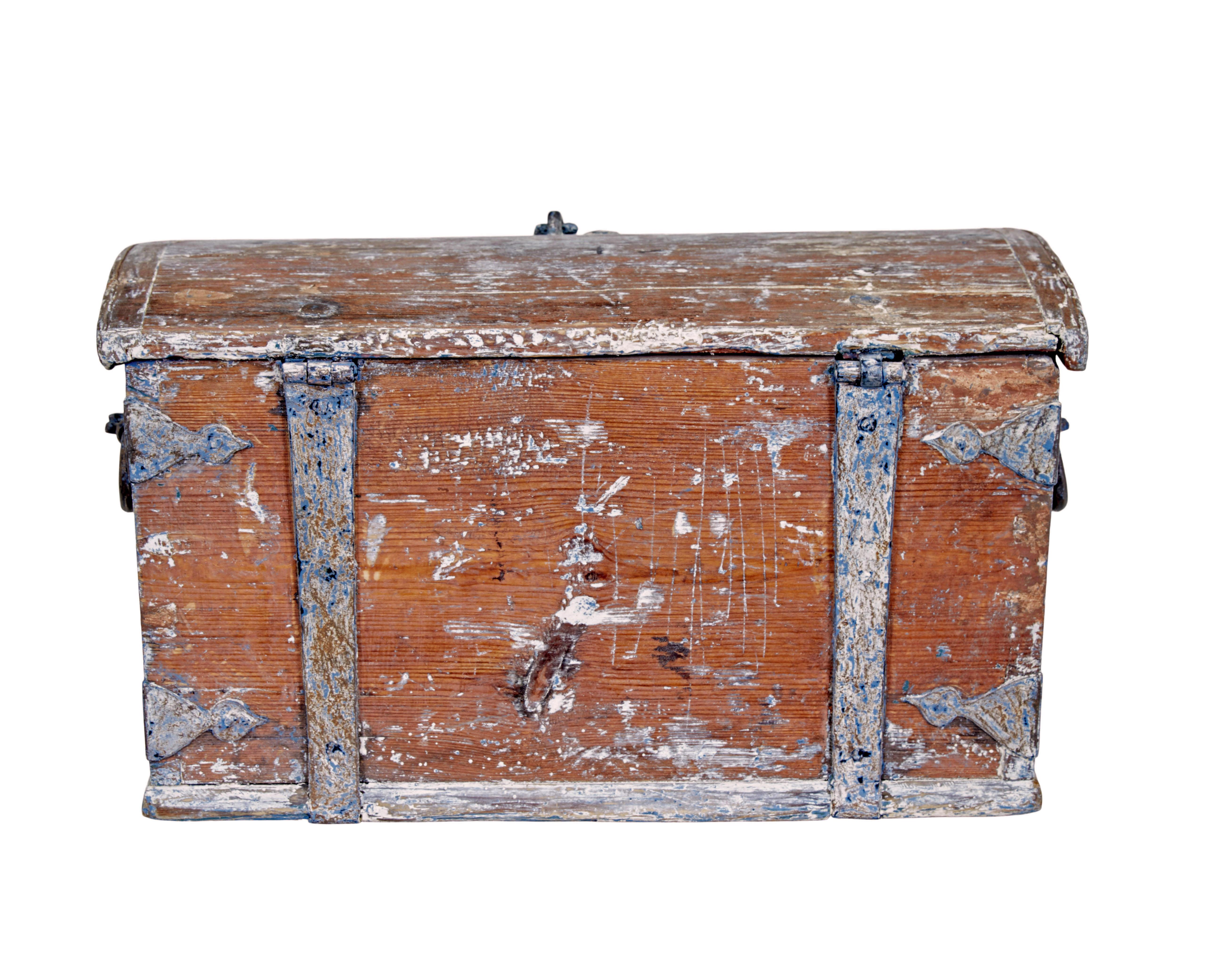 Pequeña caja decorativa sueca de pino pintado de mediados del siglo XIX Tallado a mano en venta
