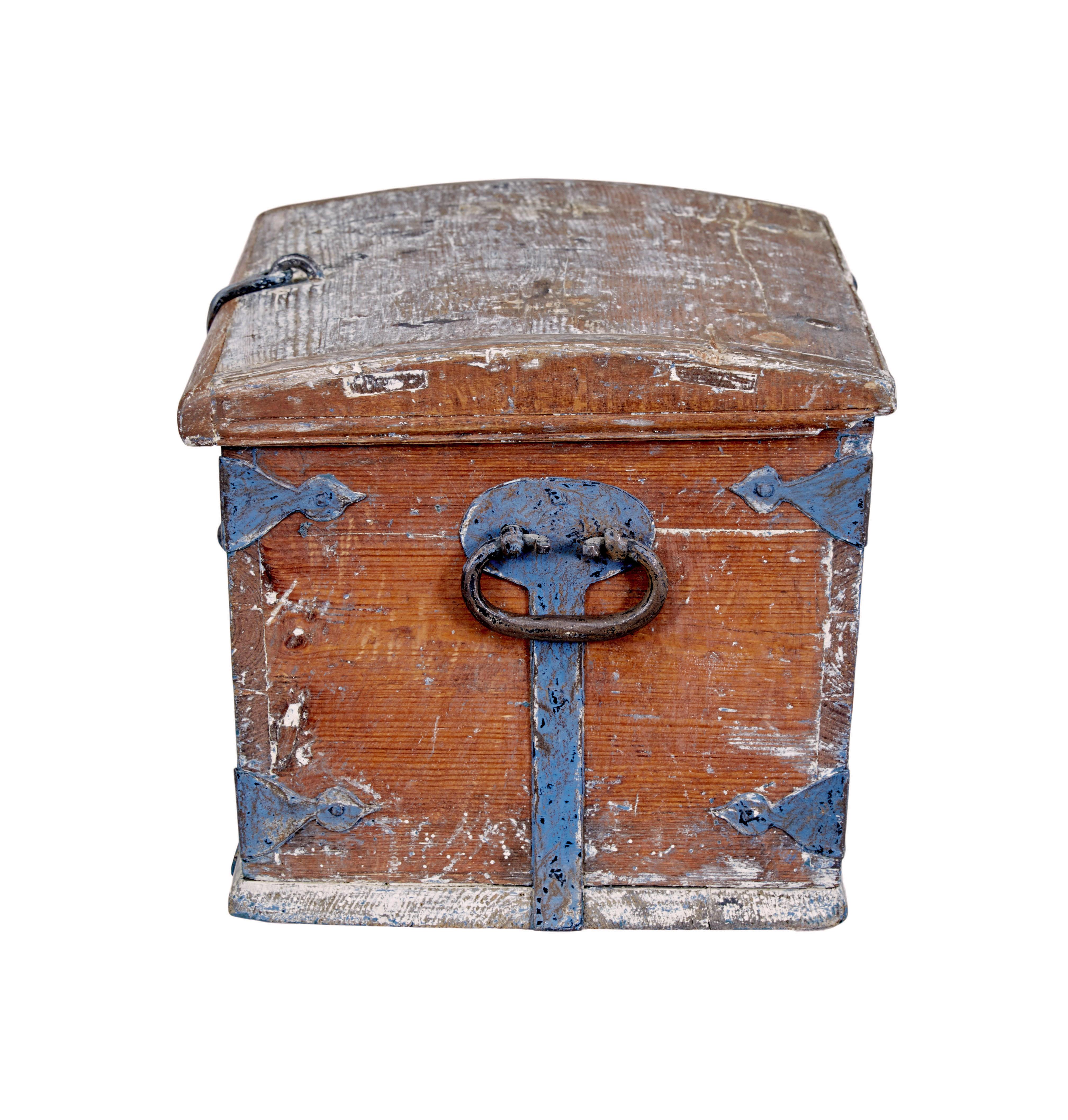 Pequeña caja decorativa sueca de pino pintado de mediados del siglo XIX en Bueno estado para la venta en Debenham, Suffolk