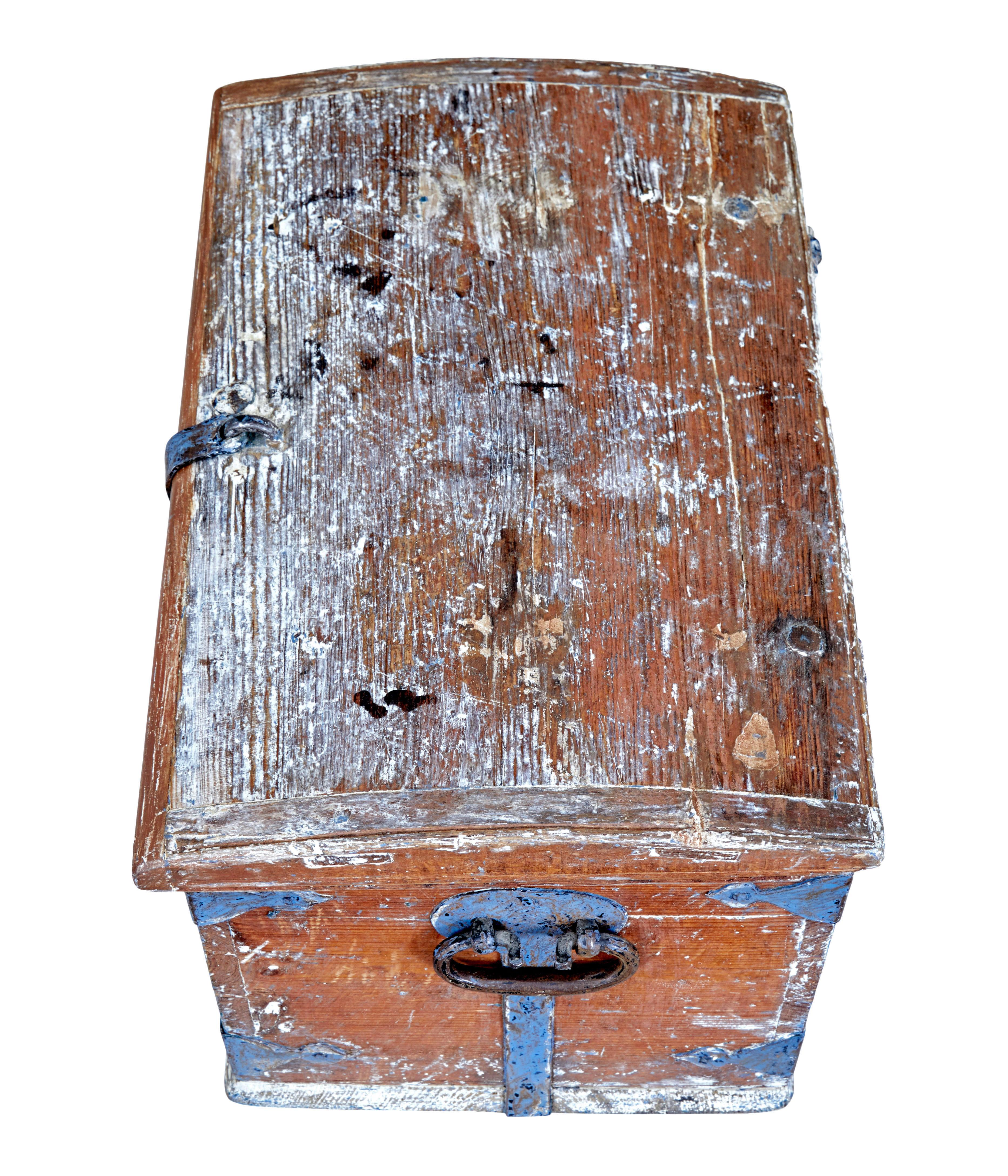 Pequeña caja decorativa sueca de pino pintado de mediados del siglo XIX Metal en venta
