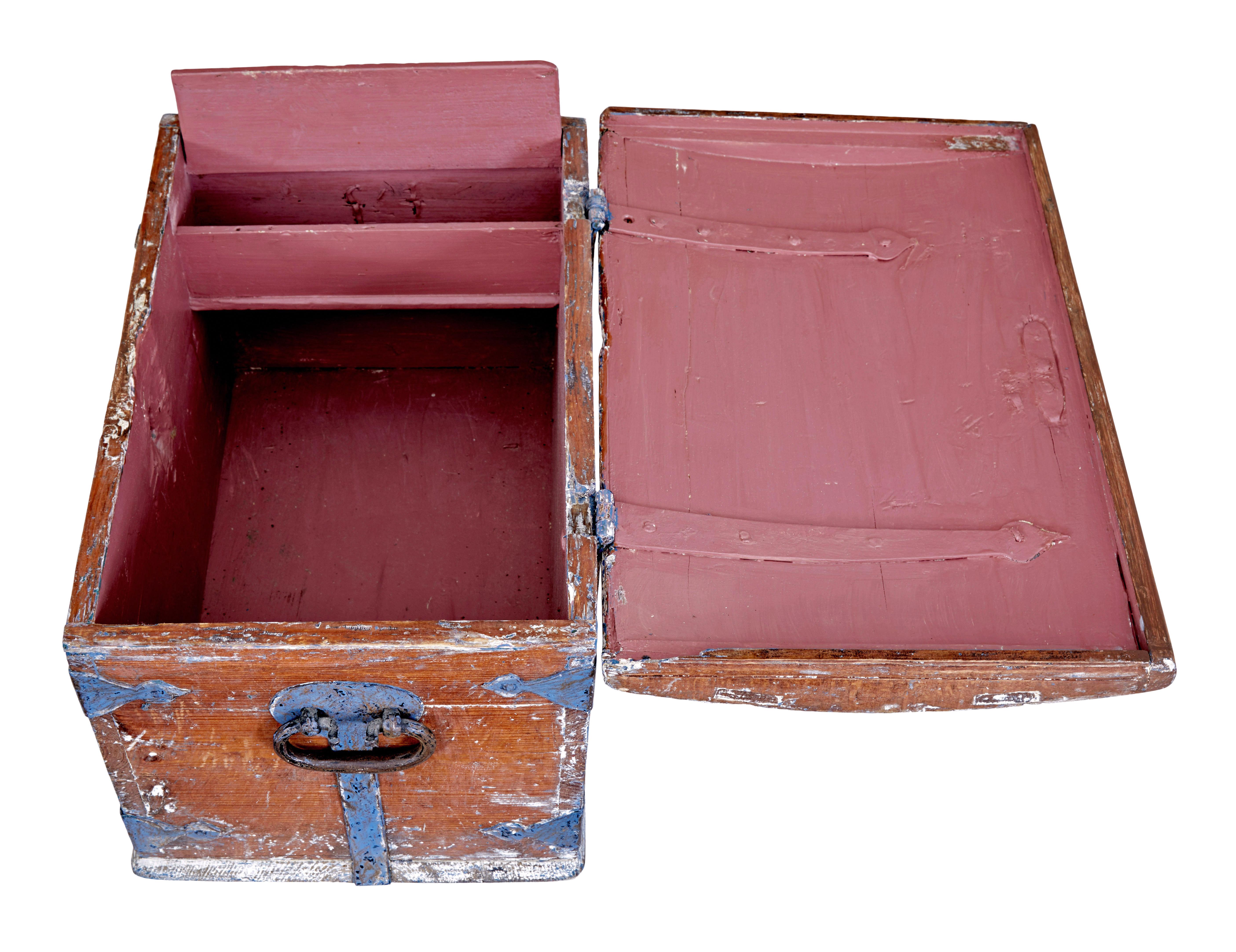 Pequeña caja decorativa sueca de pino pintado de mediados del siglo XIX en venta 1