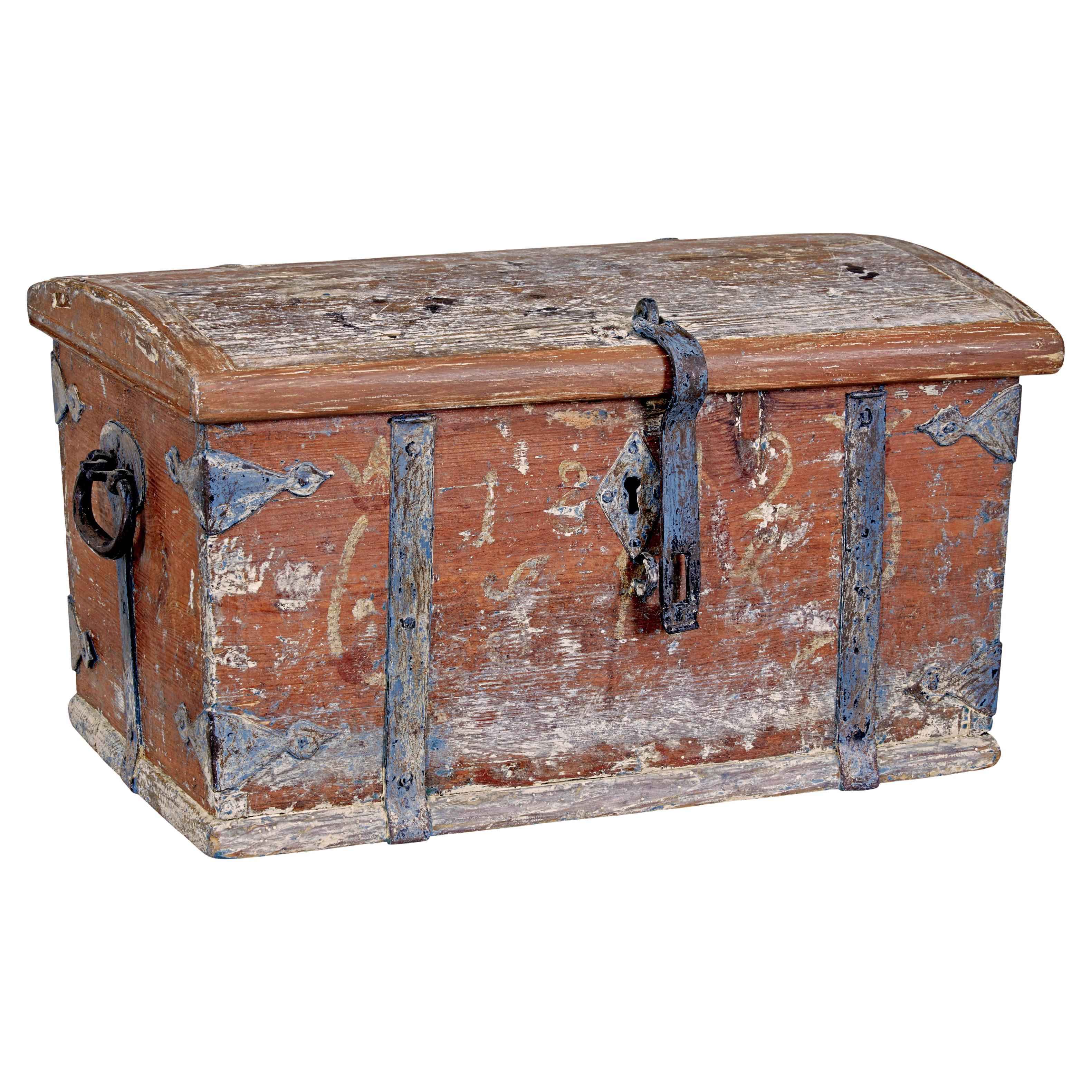 Pequeña caja decorativa sueca de pino pintado de mediados del siglo XIX