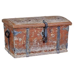 Pequeña caja decorativa sueca de pino pintado de mediados del siglo XIX