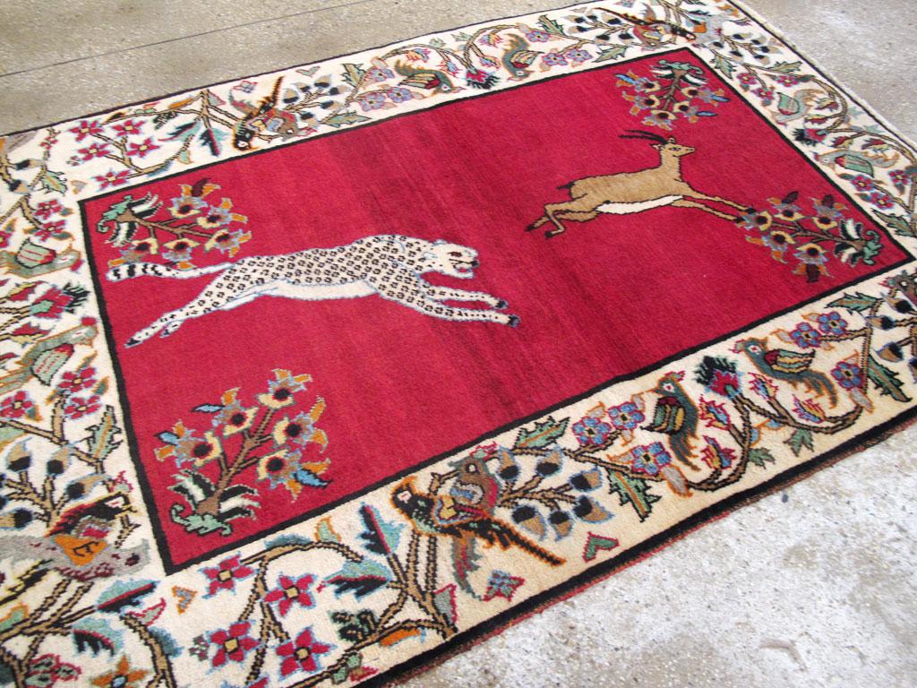 Perse Petit tapis persan Tabriz pictural décoré de léopard, fabriqué à la main, datant du milieu du 20e siècle en vente