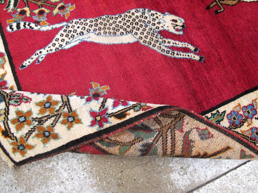 Noué à la main Petit tapis persan Tabriz pictural décoré de léopard, fabriqué à la main, datant du milieu du 20e siècle en vente