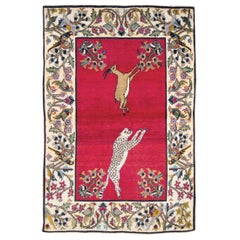 Petit tapis persan Tabriz pictural décoré de léopard, fabriqué à la main, datant du milieu du 20e siècle