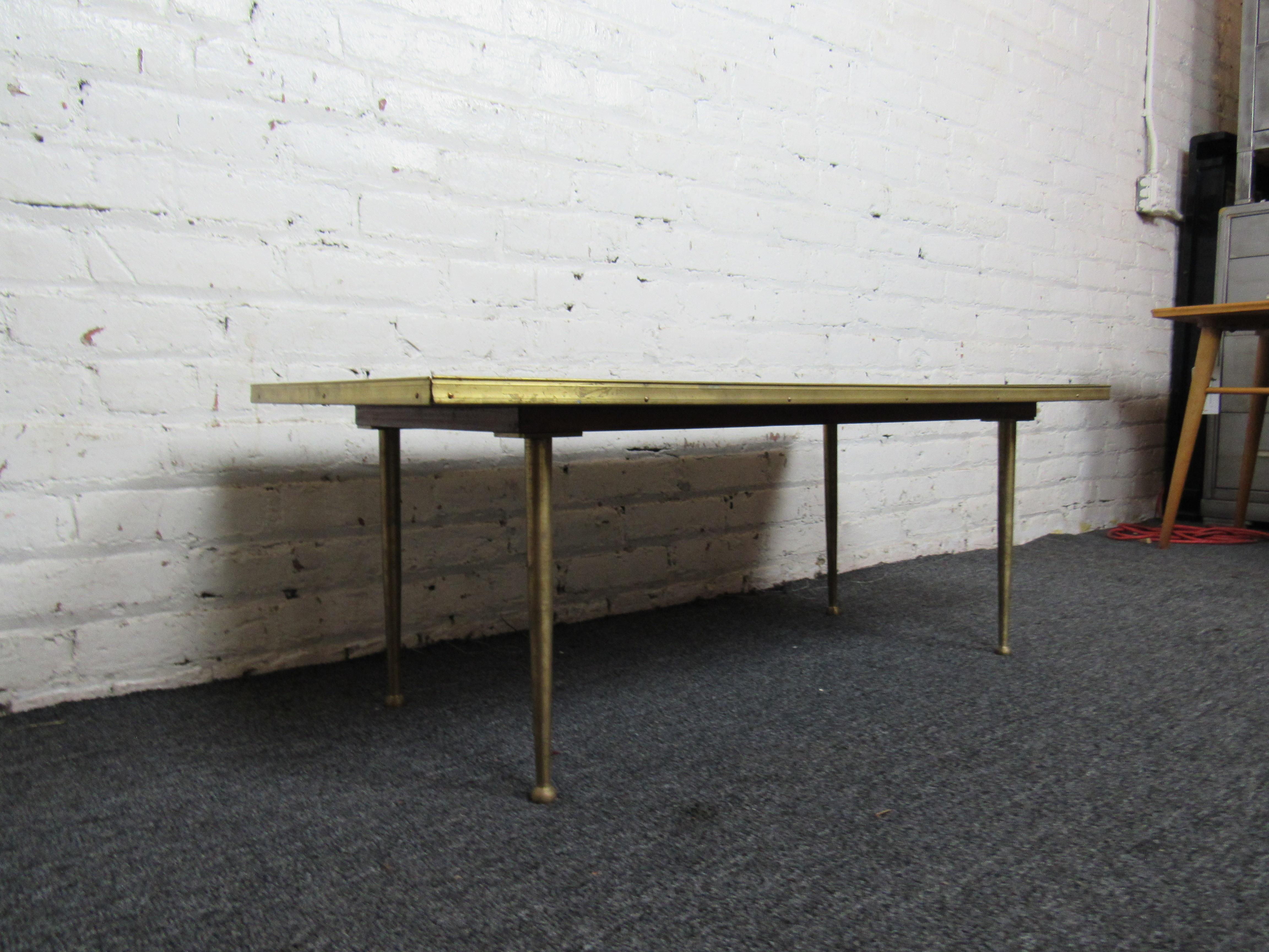 Petite table basse en laiton moderne du milieu du siècle dernier en vente 4