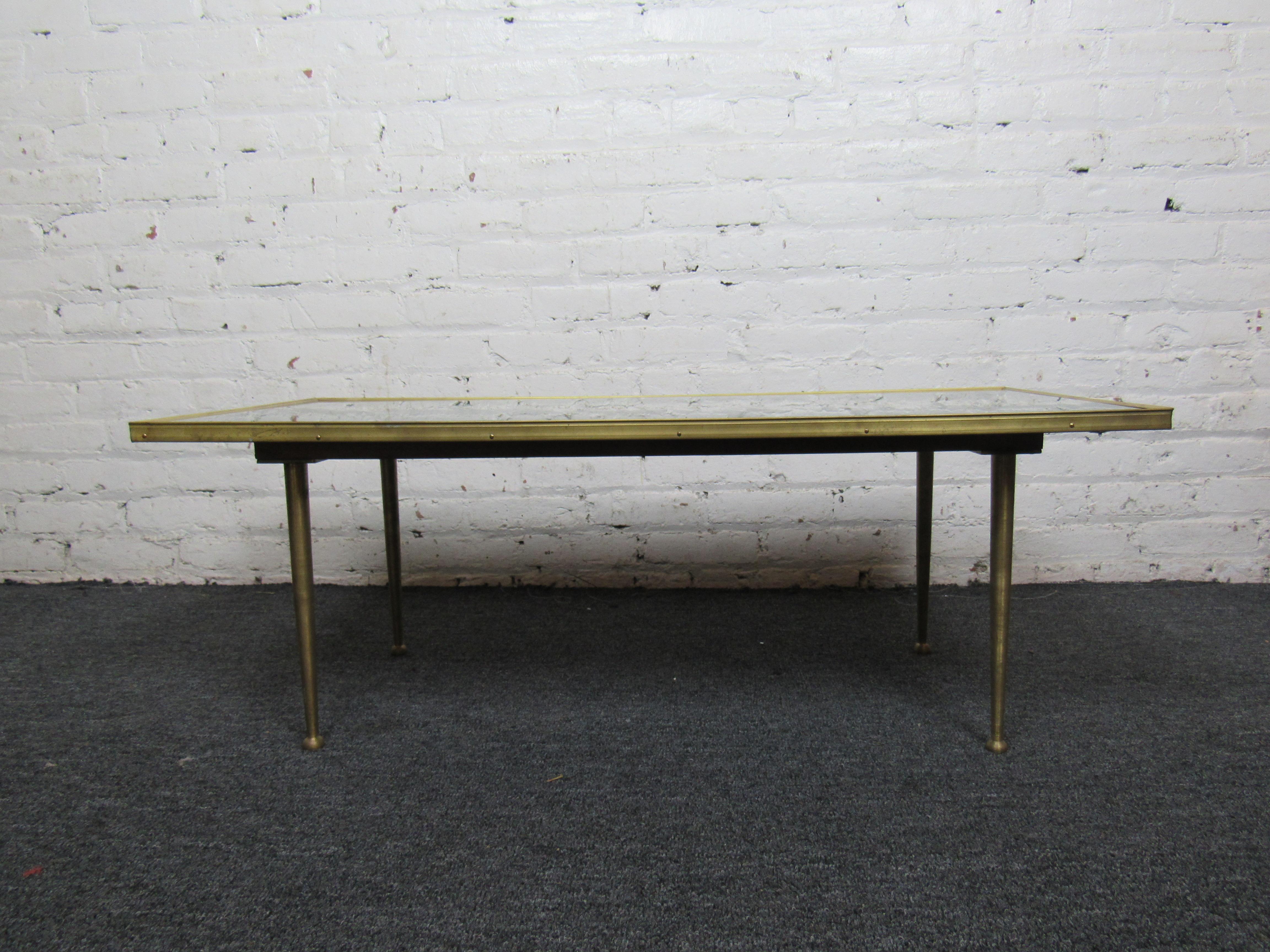 Une table basse pittoresque, plus petite. Ses pieds effilés en laiton lui confèrent un aspect élégant. Le plateau de cette table est en verre et recouvre le bois. 
(Veuillez confirmer l'emplacement de l'article - NY ou NJ - avec le