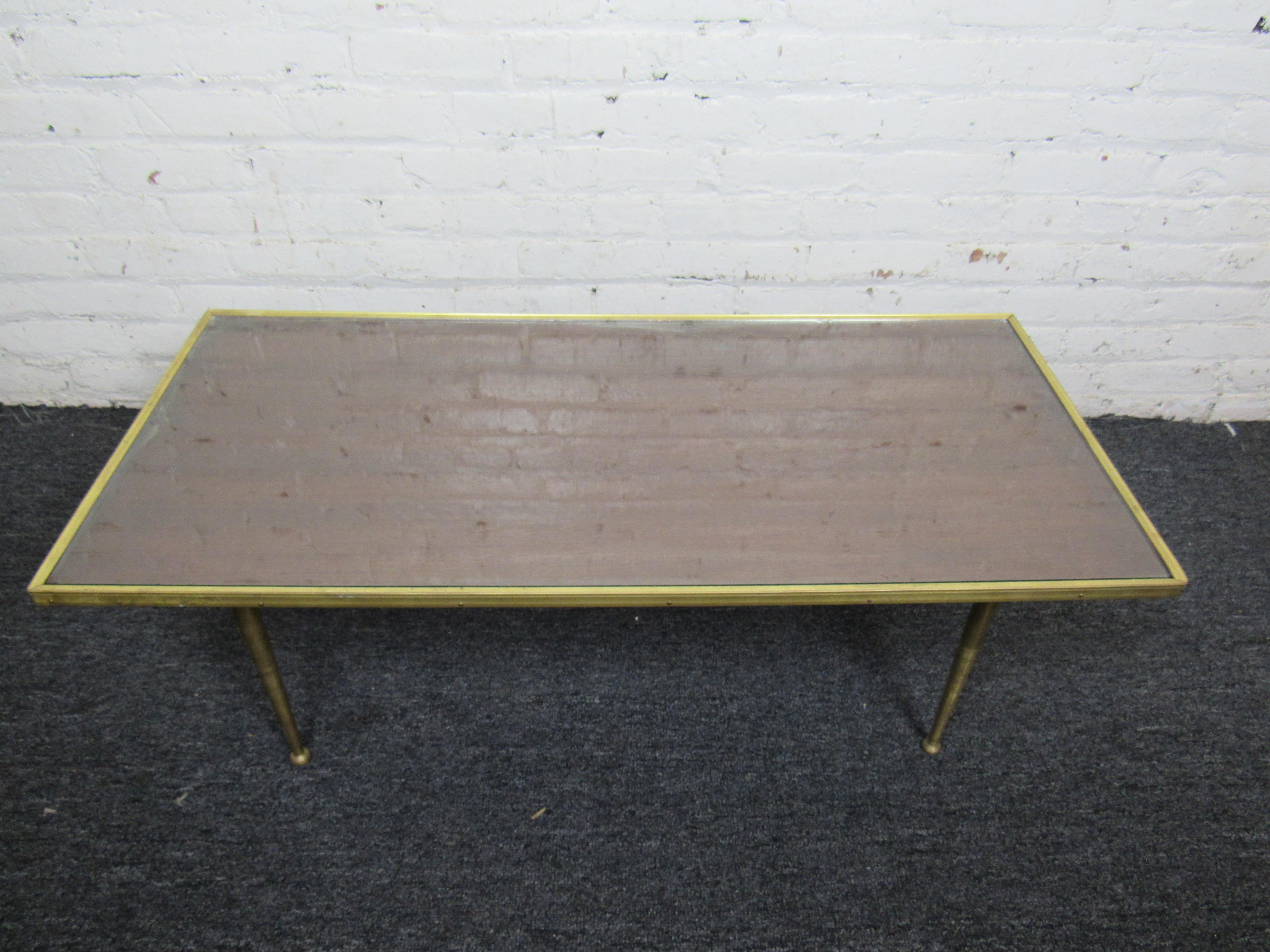 Mid-Century Modern Petite table basse en laiton moderne du milieu du siècle dernier en vente