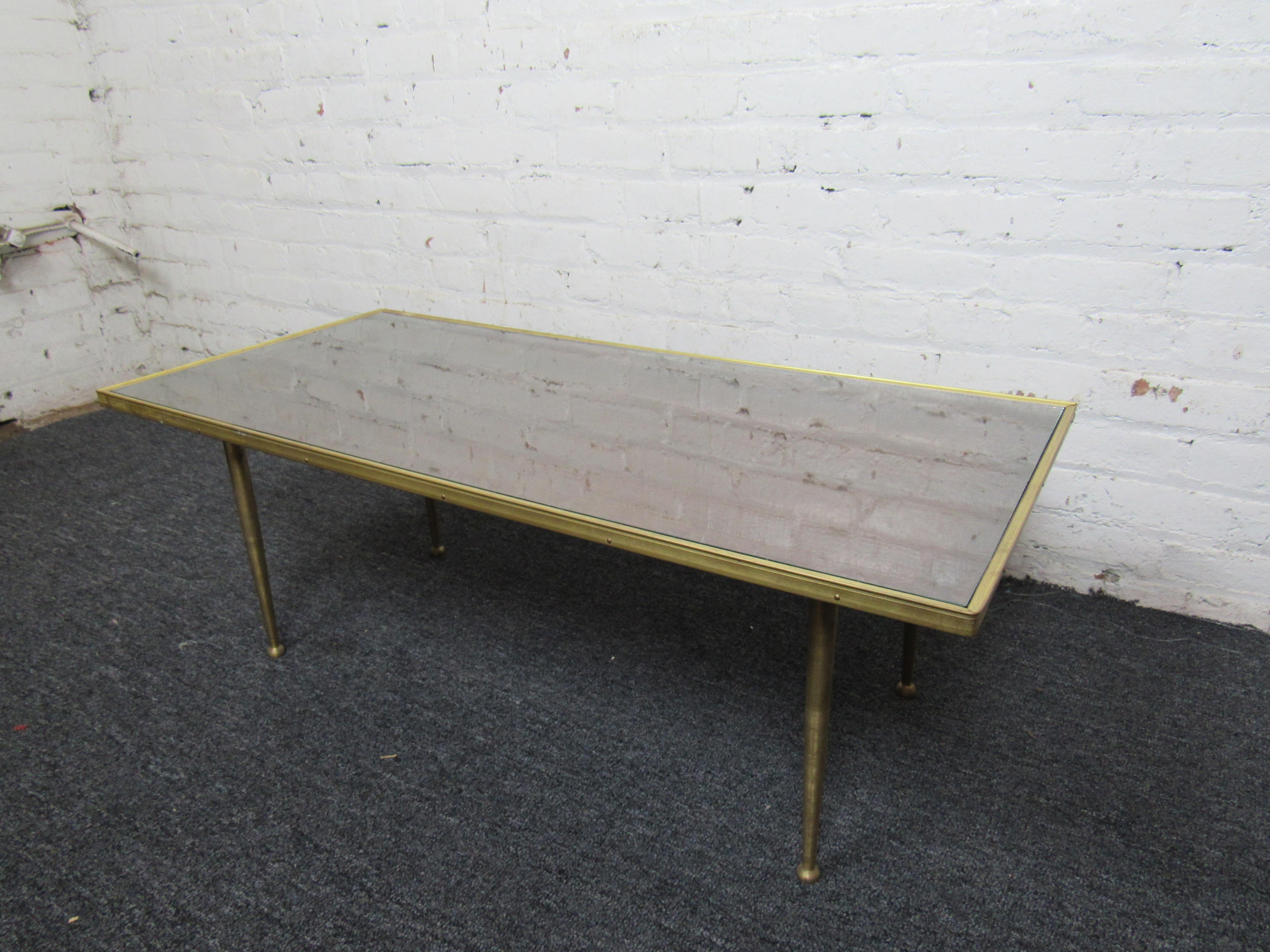 Petite table basse en laiton moderne du milieu du siècle dernier Bon état - En vente à Brooklyn, NY
