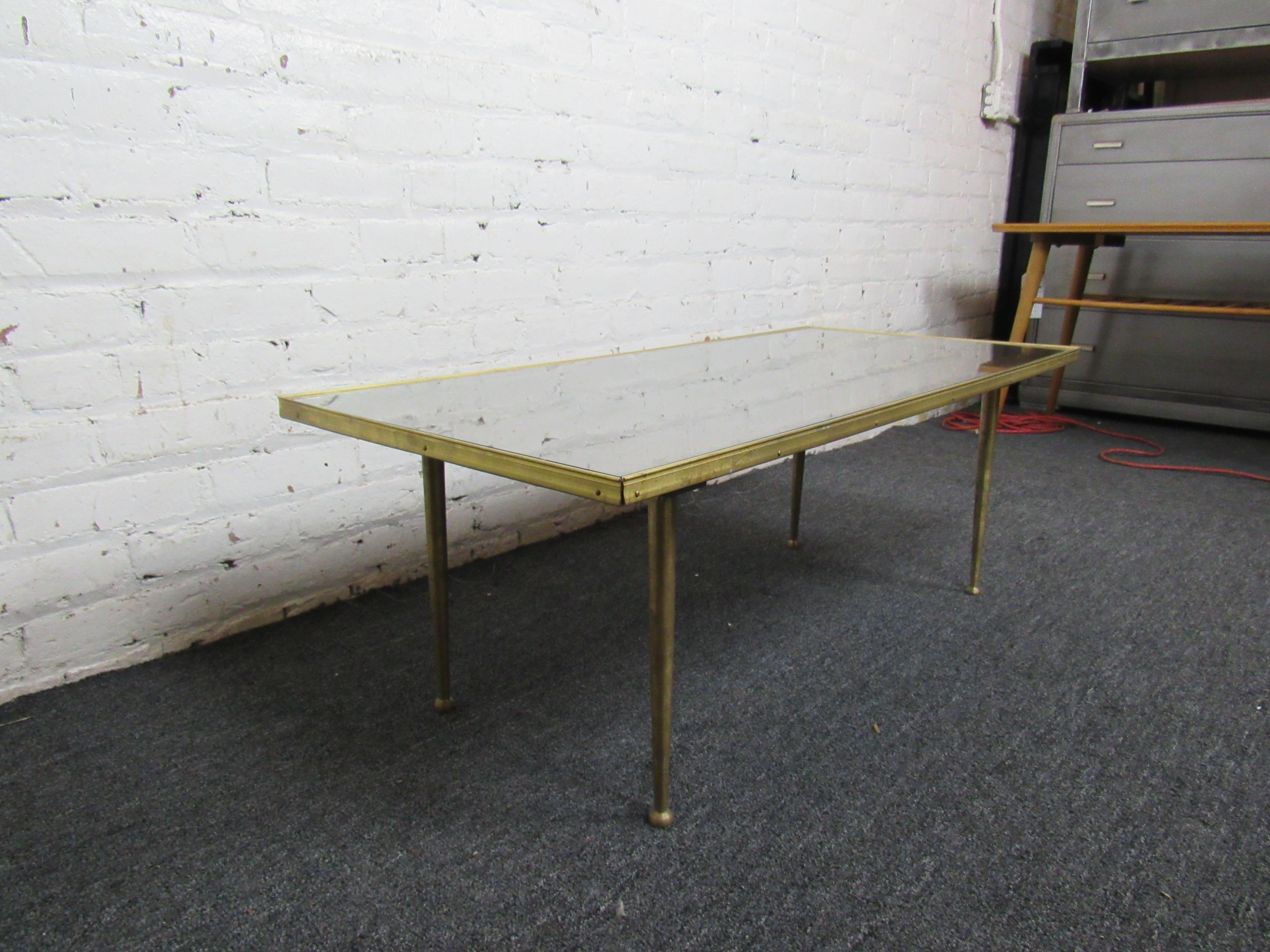 20ième siècle Petite table basse en laiton moderne du milieu du siècle dernier en vente