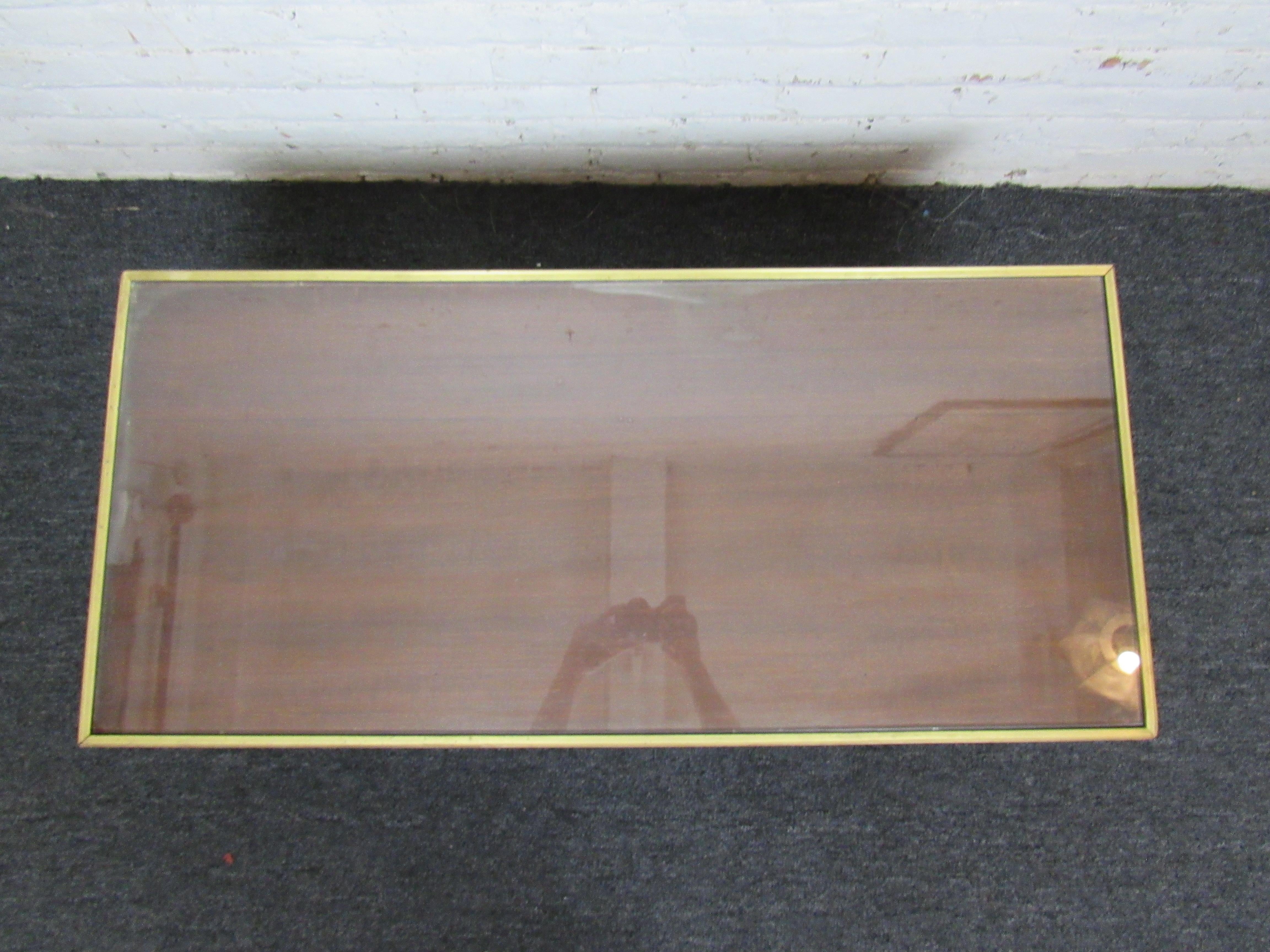 Laiton Petite table basse en laiton moderne du milieu du siècle dernier en vente