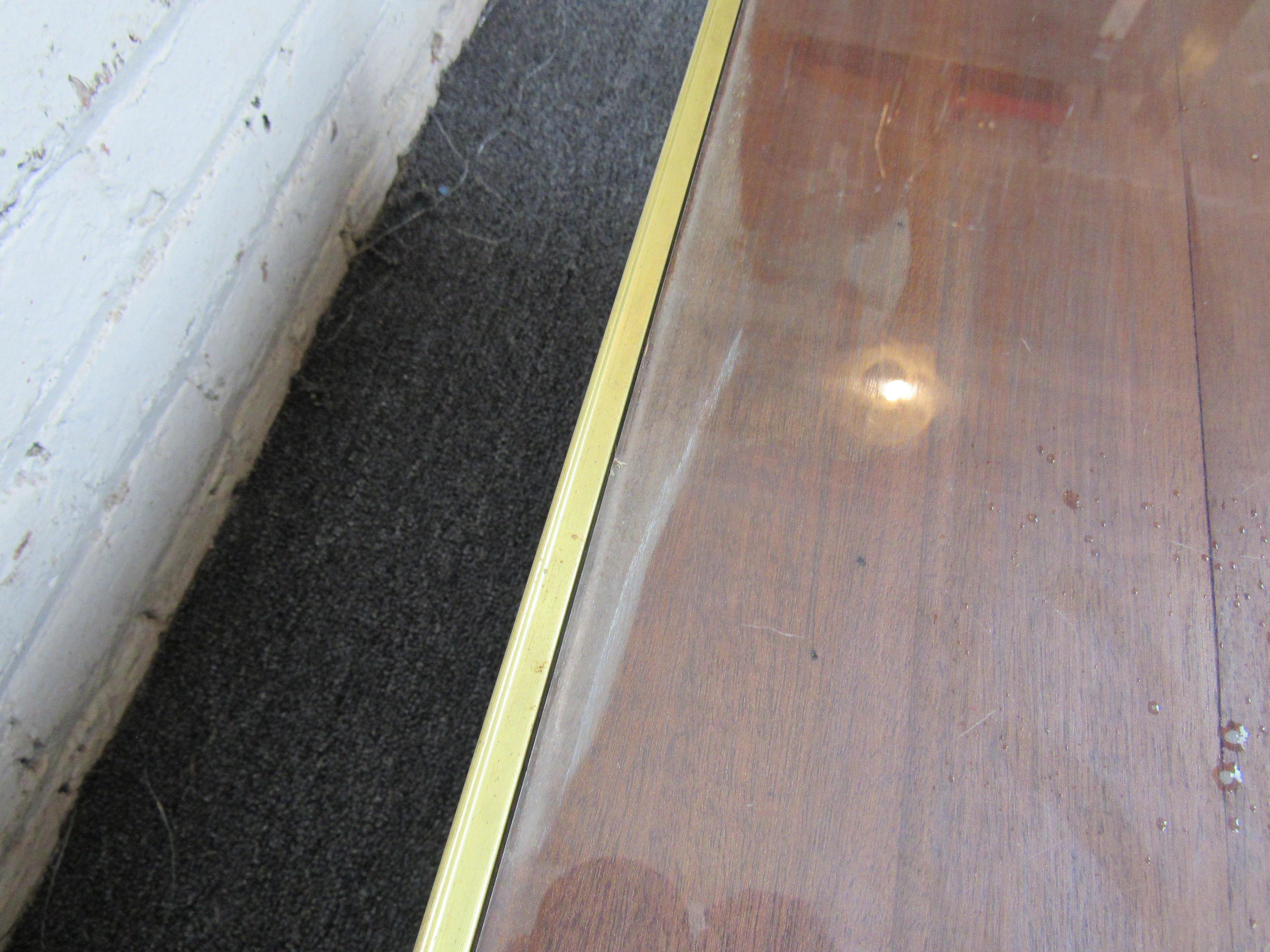 Petite table basse en laiton moderne du milieu du siècle dernier en vente 1